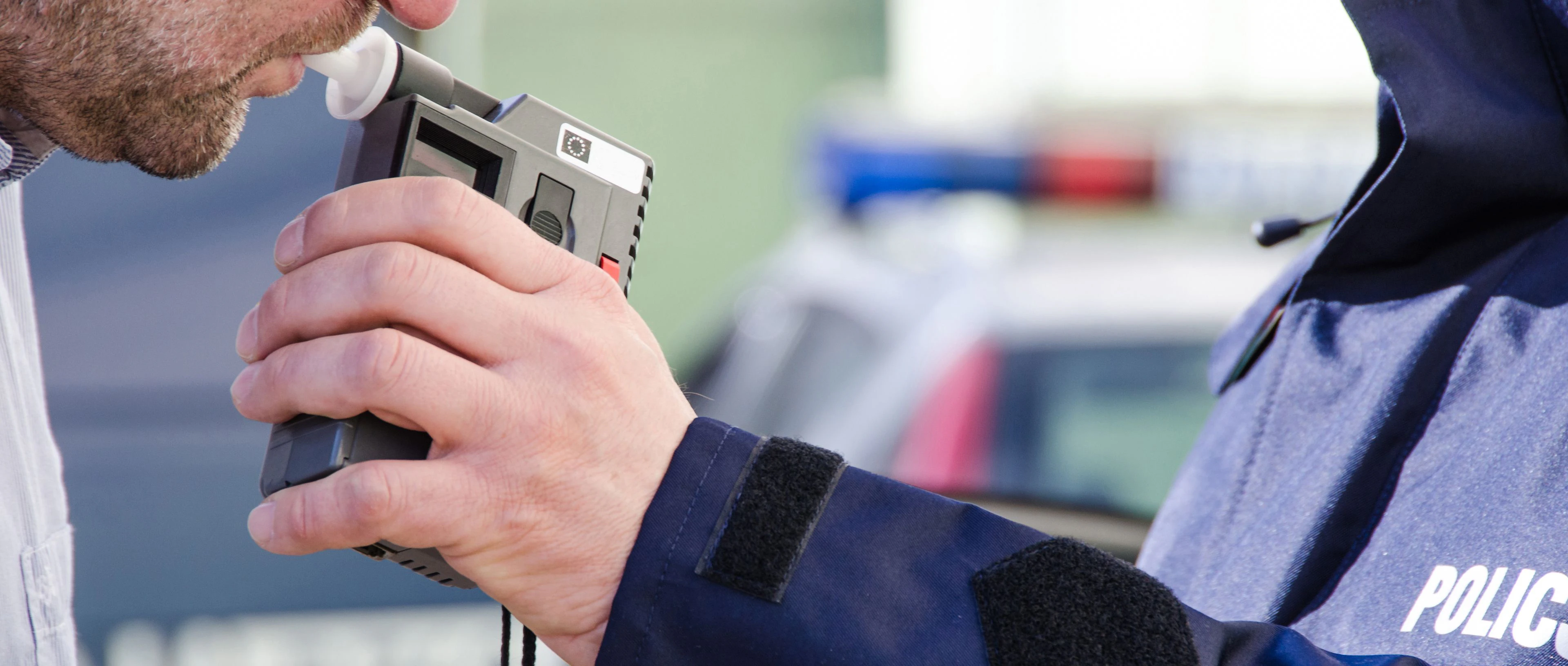 Policier effectue un contrôle d'alcoolémie