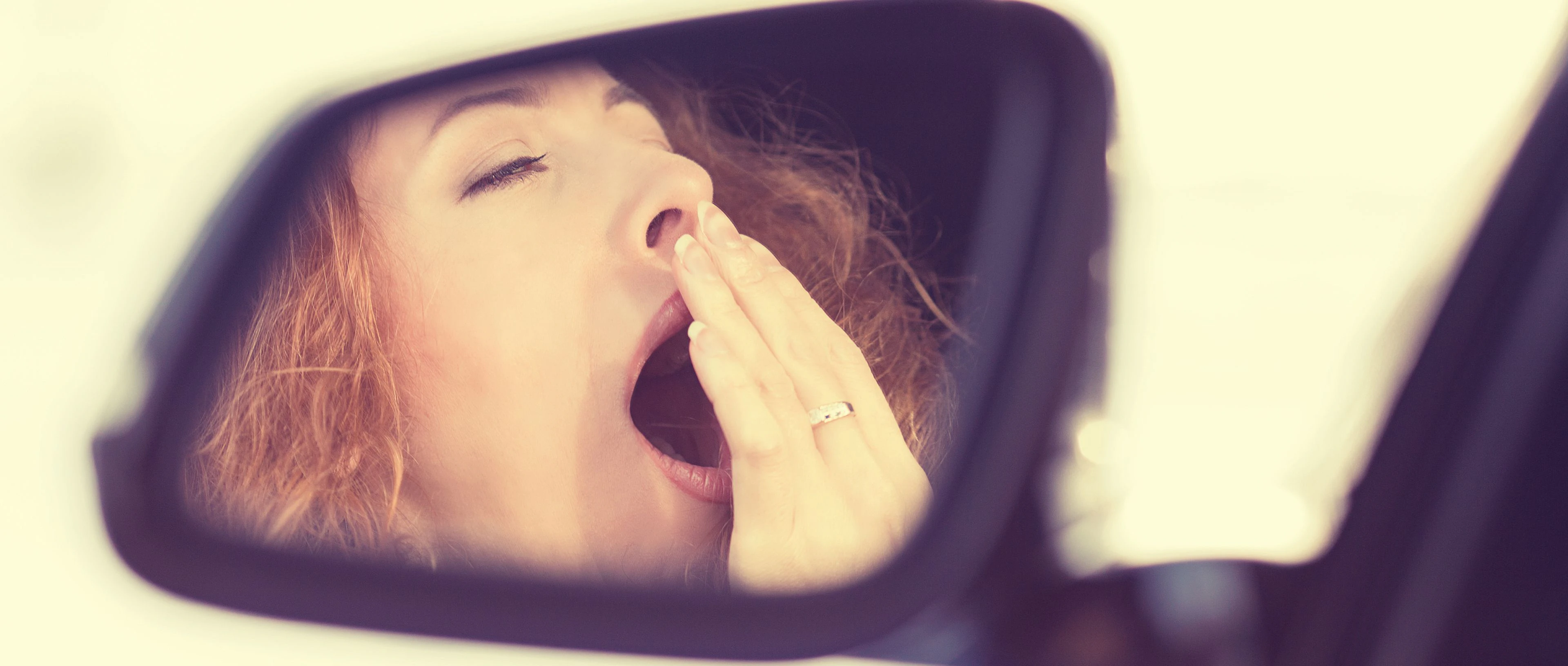 photo d'une femme qui baille au volant