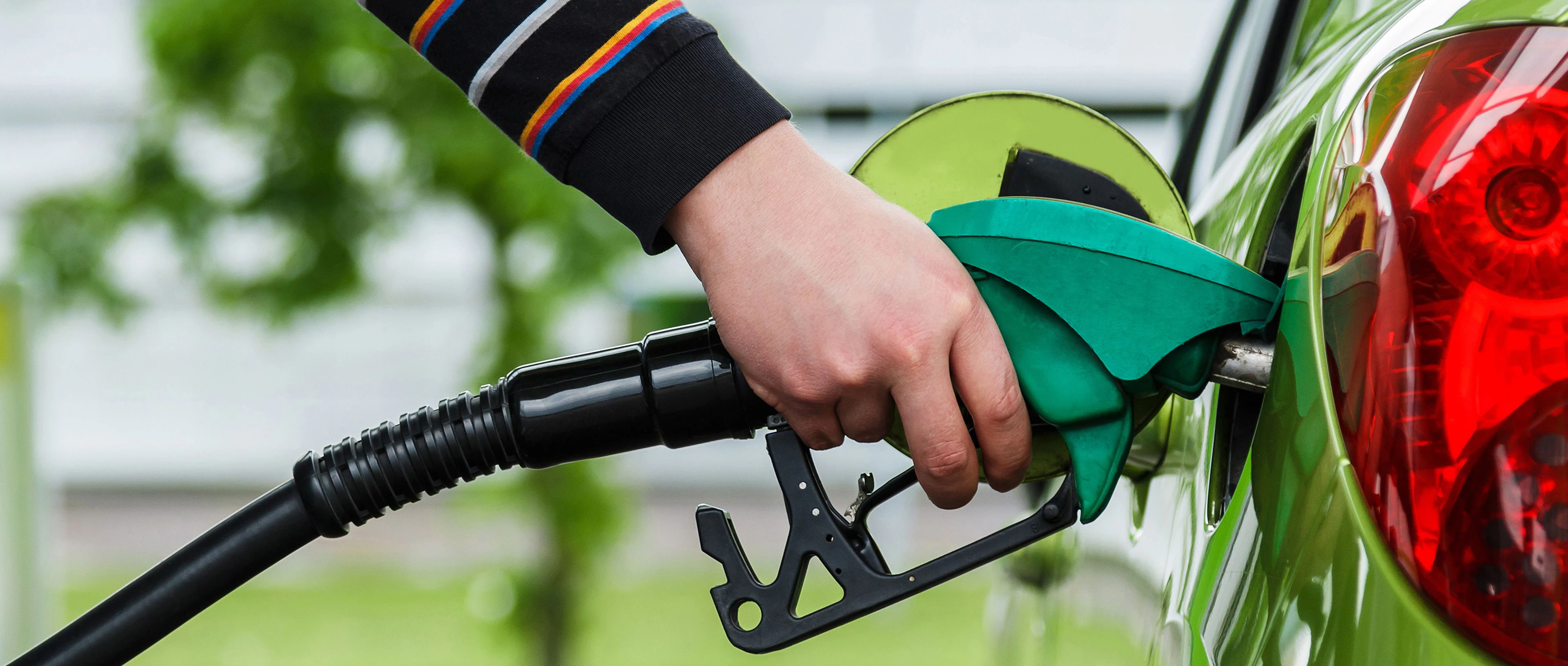 personne qui met de l'essence dans sa voiture