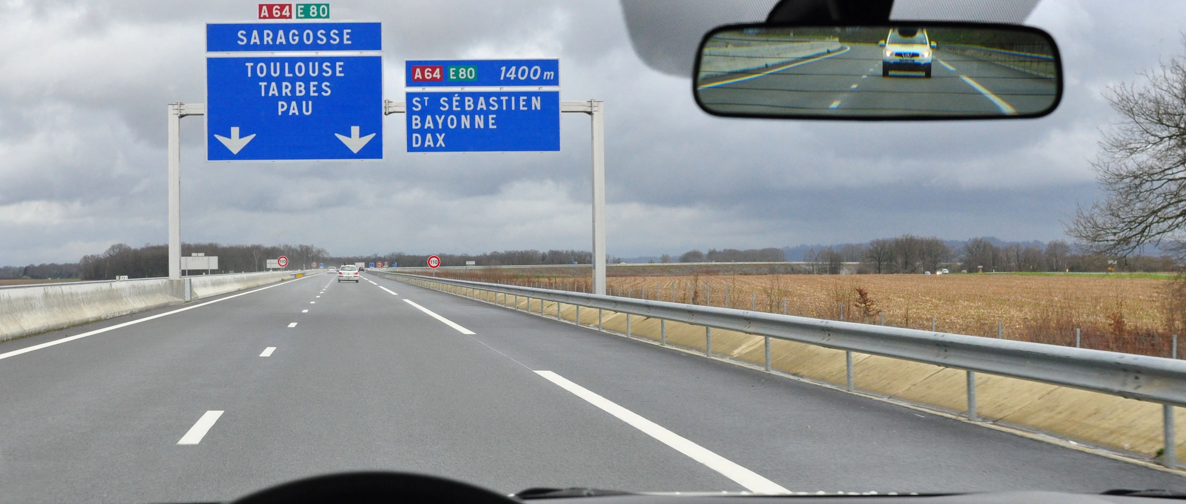 panneau d'indication bleu sur l'autoroute