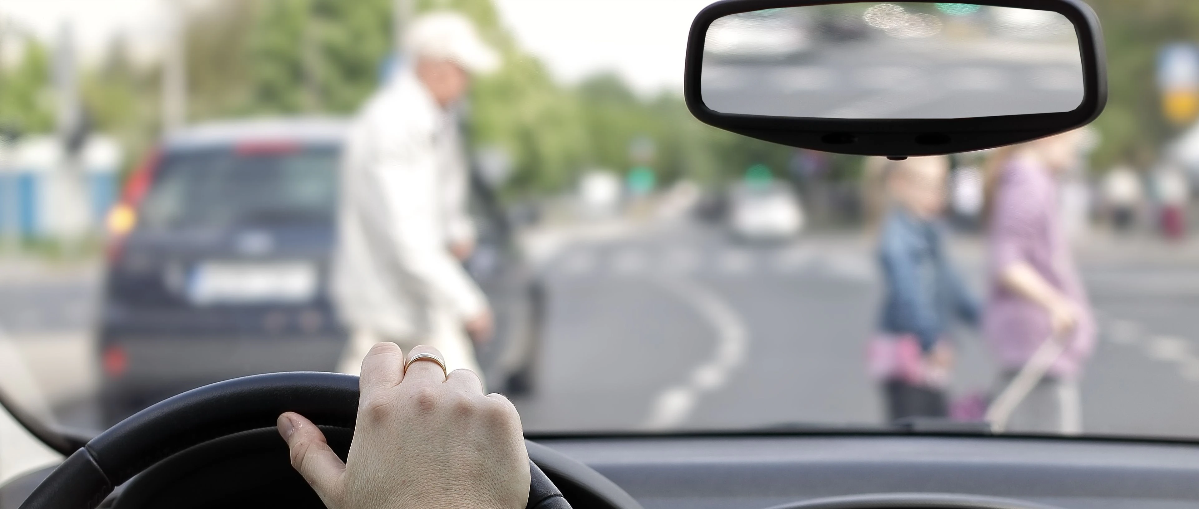 voiture qui s'arrête à un passage piéton