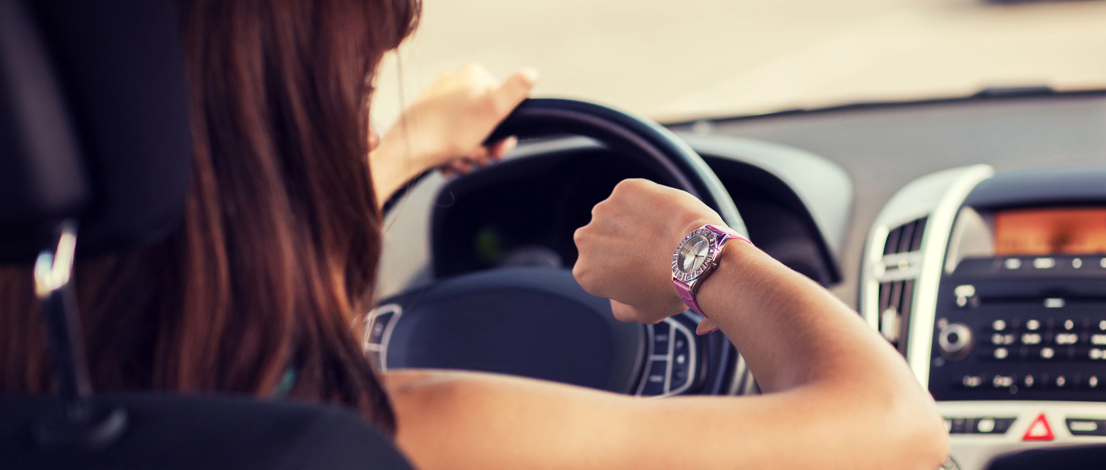 personne qui regarde sa montre au volant