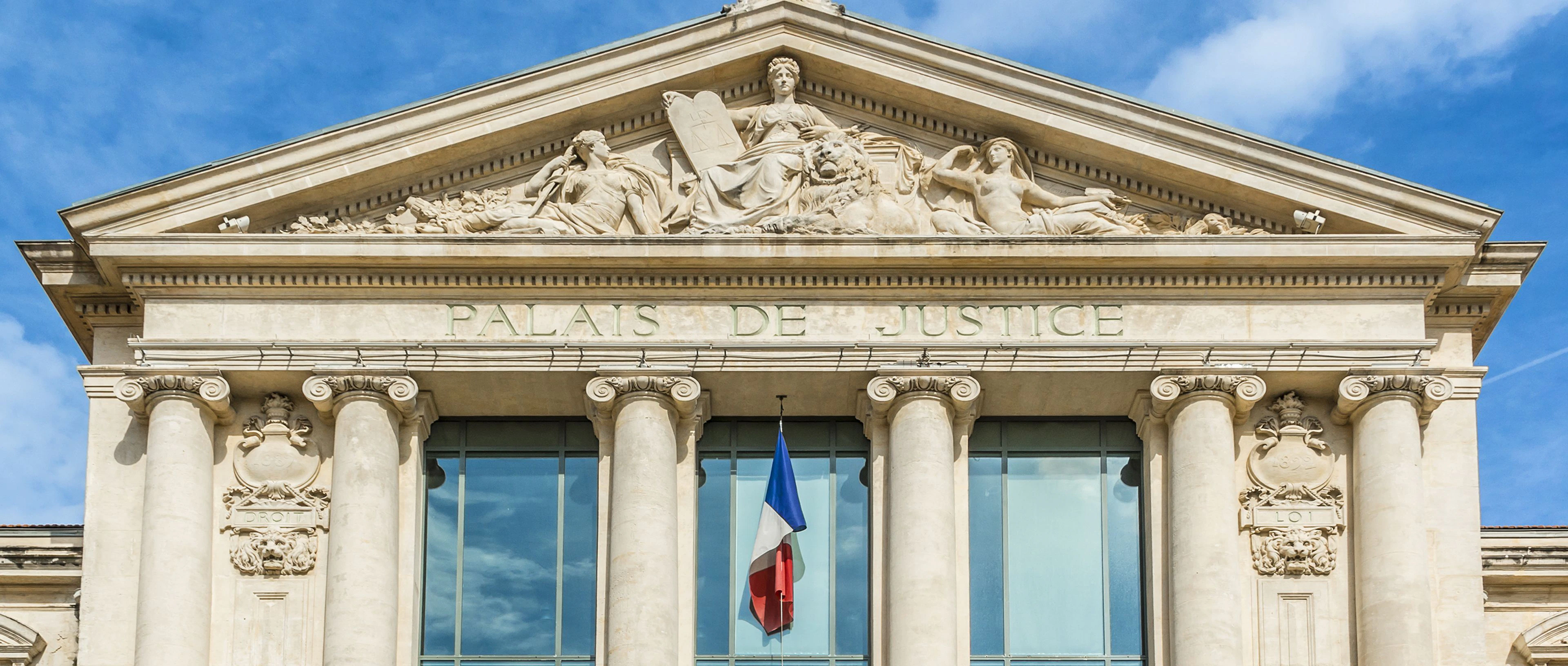 Devanture d'un palais de justice 