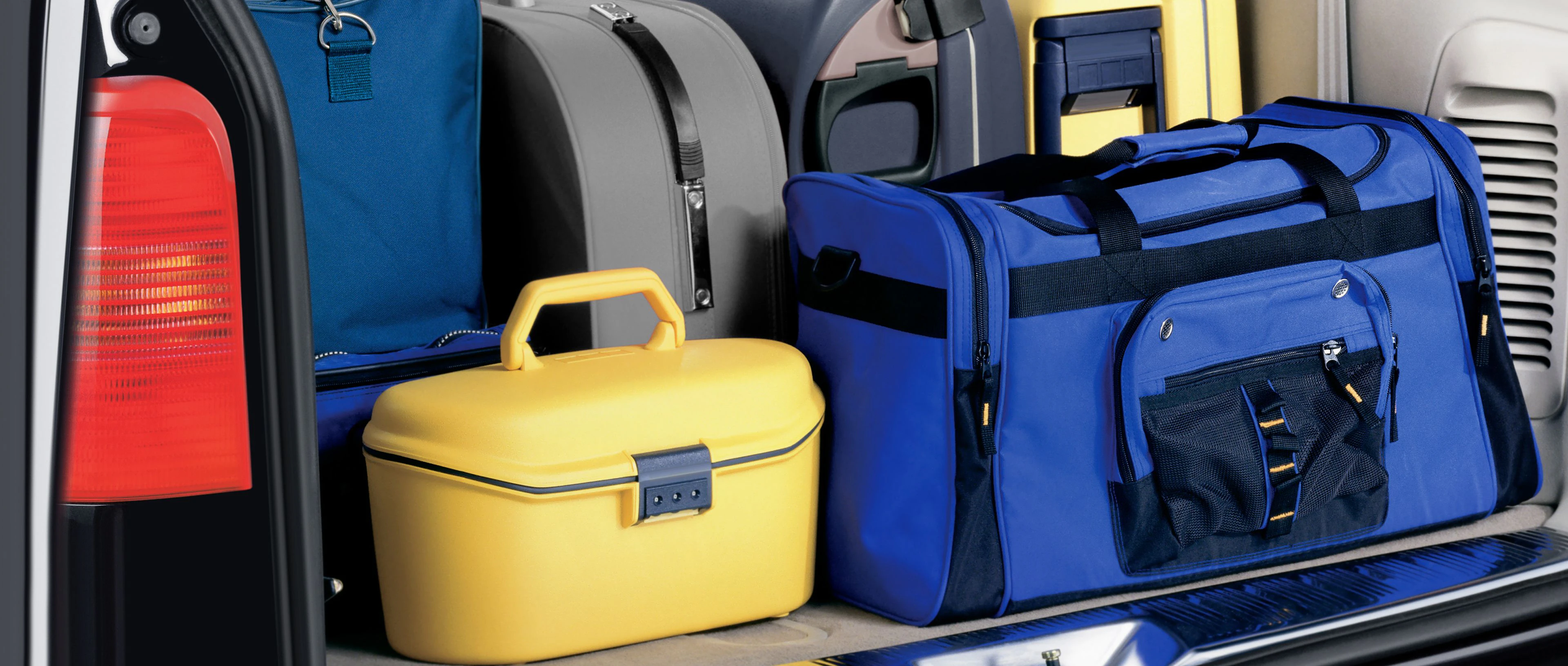 valises dans un coffre de voiture