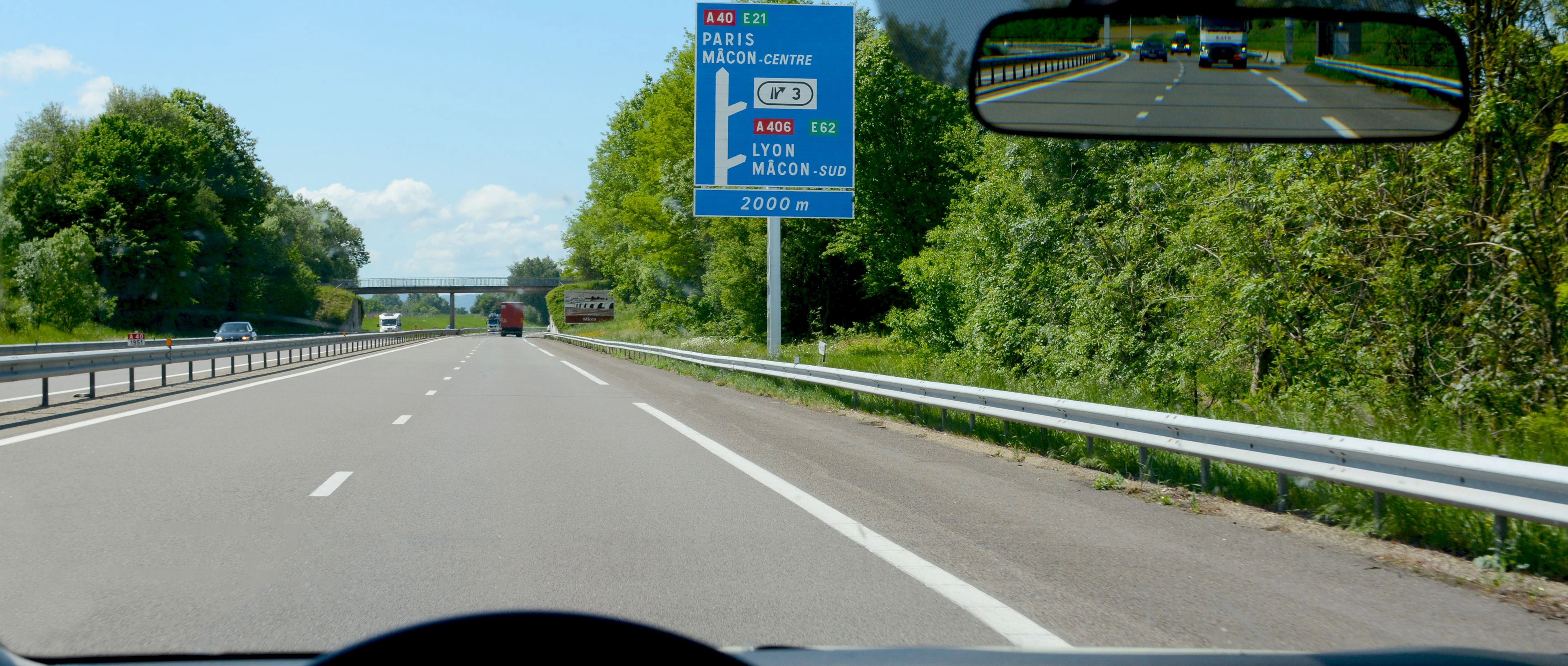 panneau d'indications sur l'autoroute