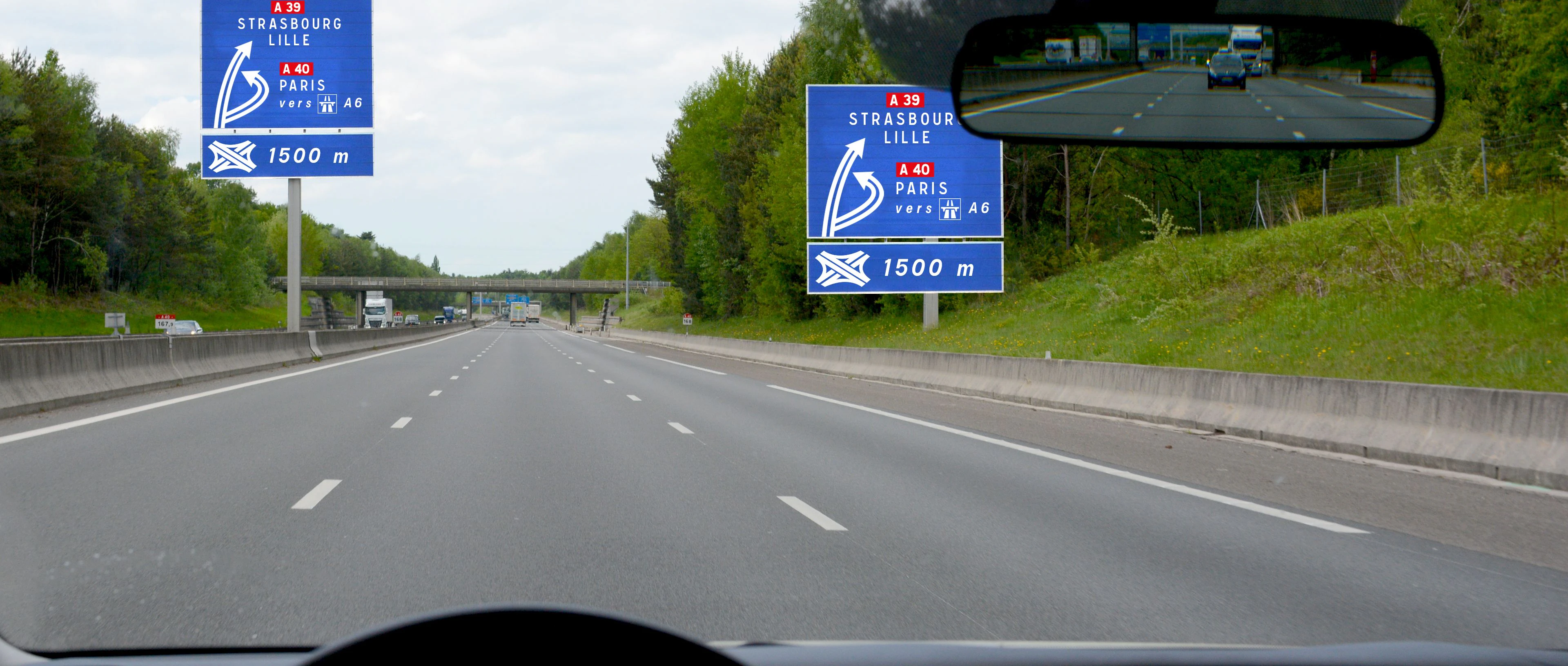 panneaux sur autoroute
