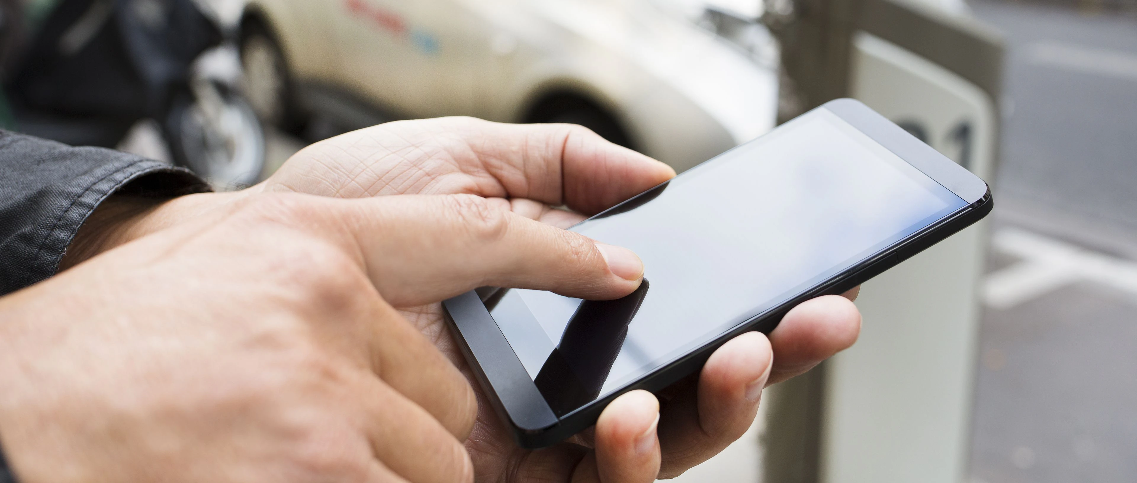 personne qui utilise son téléphone
