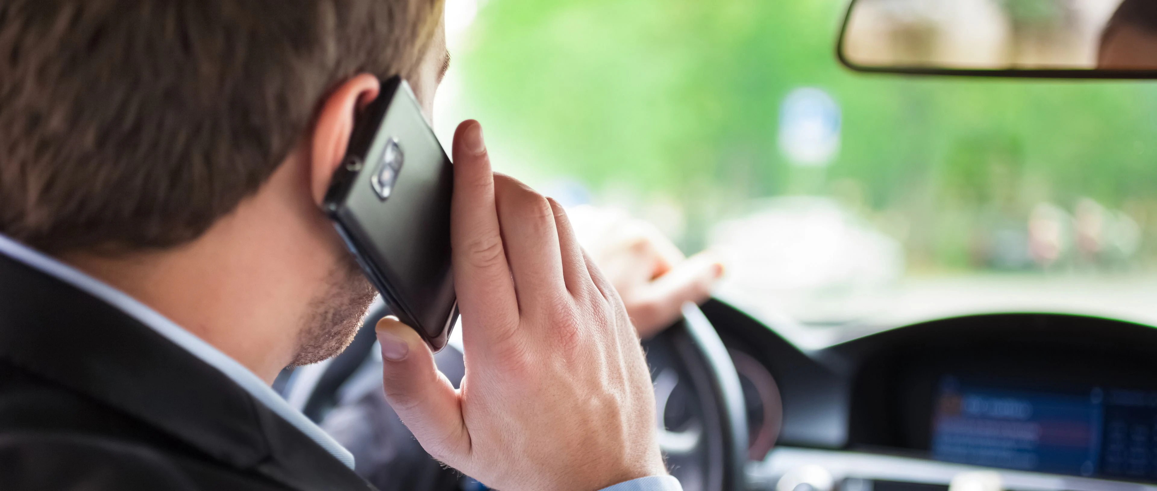 Conducteur qui téléphone au volant