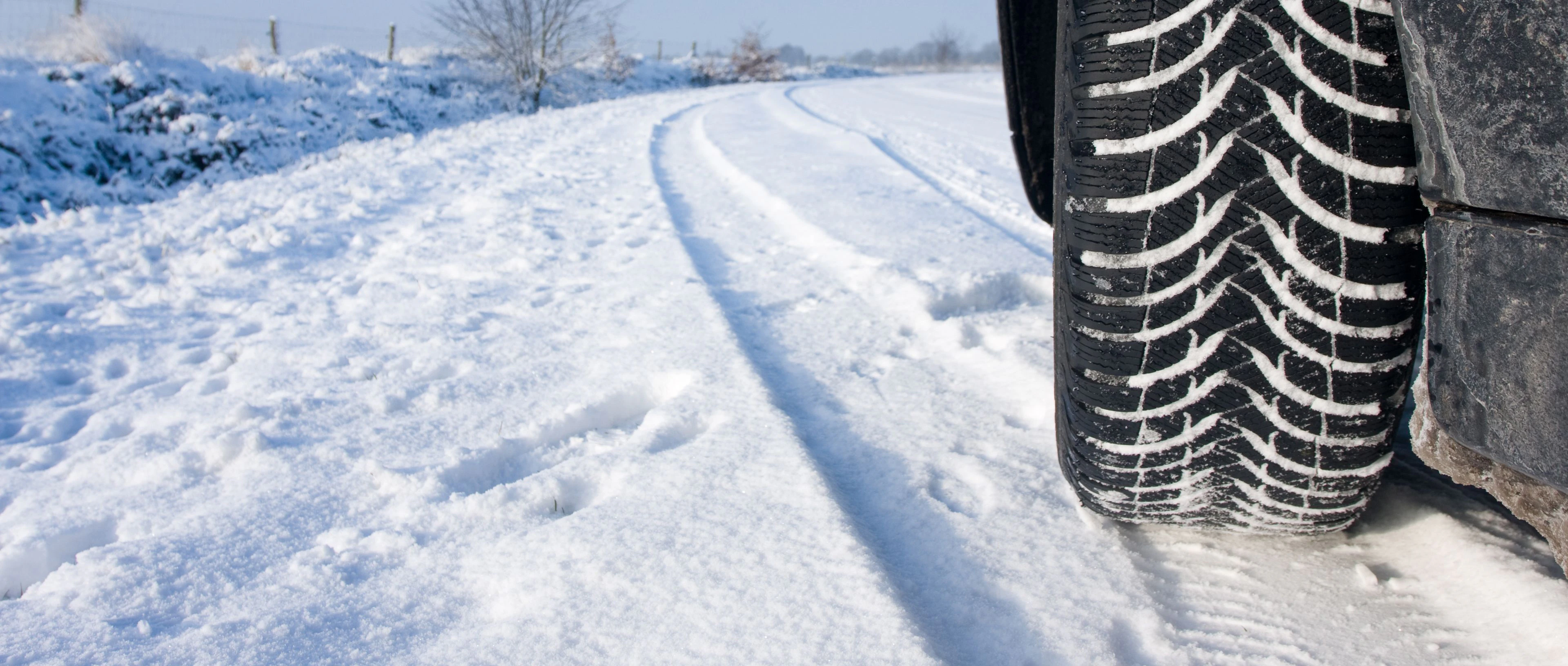pneu de voiture dans la neige