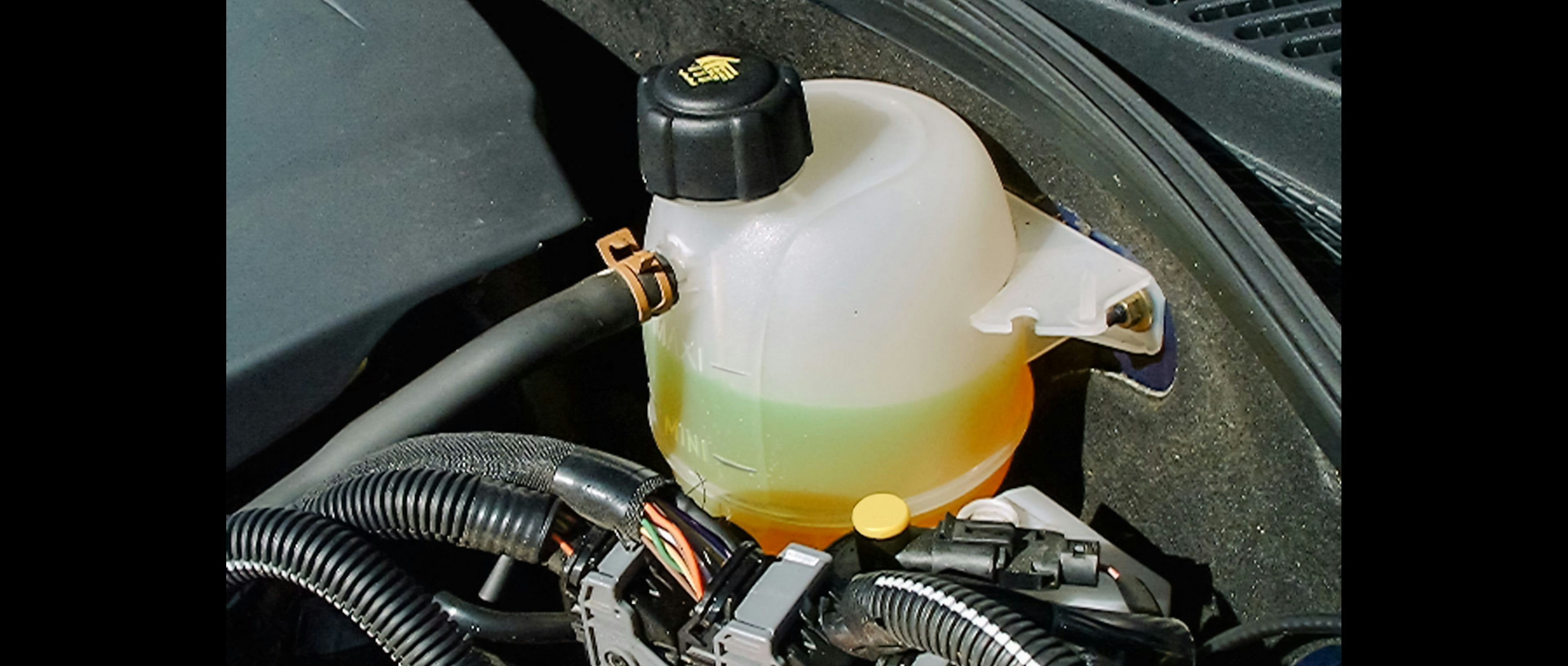 Changement du liquide de refroidissement moteur auto - quand, pourquoi et  comment le remplacer ?