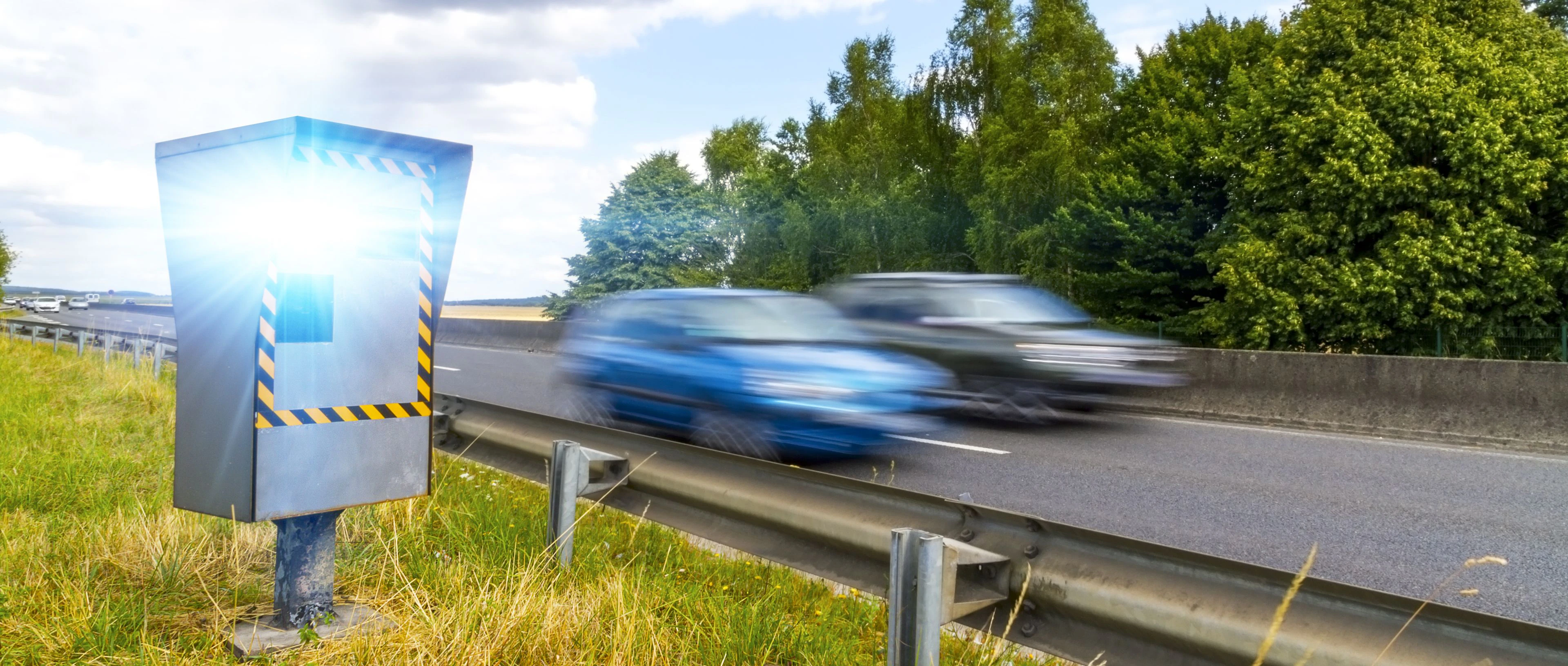 Radar qui flashe les voitures en excès de vitesse