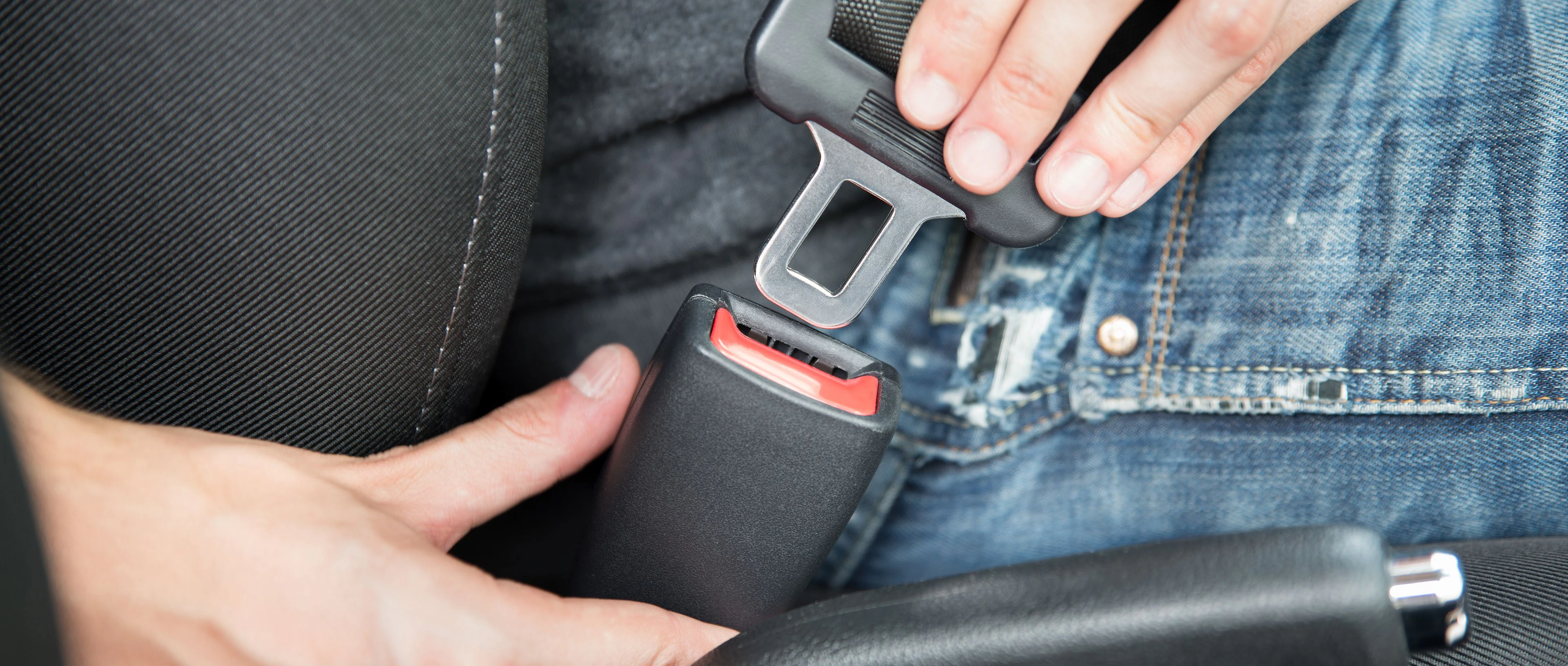 passager d'une voiture qui s'attache 