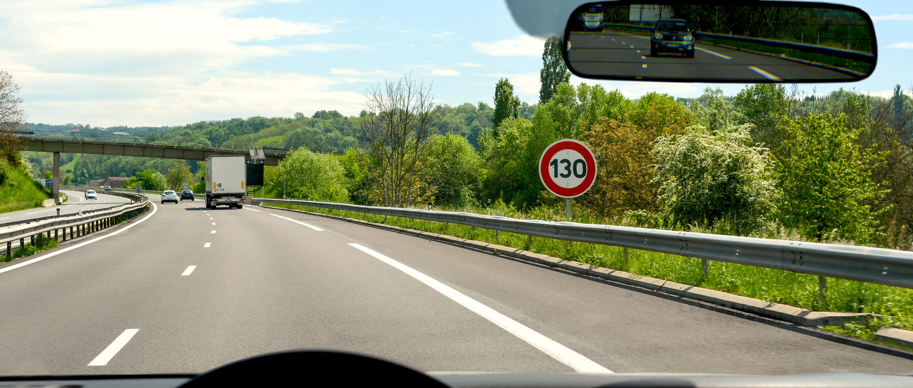 voiture qui roule sur une autoroute limitée à 130 km/J