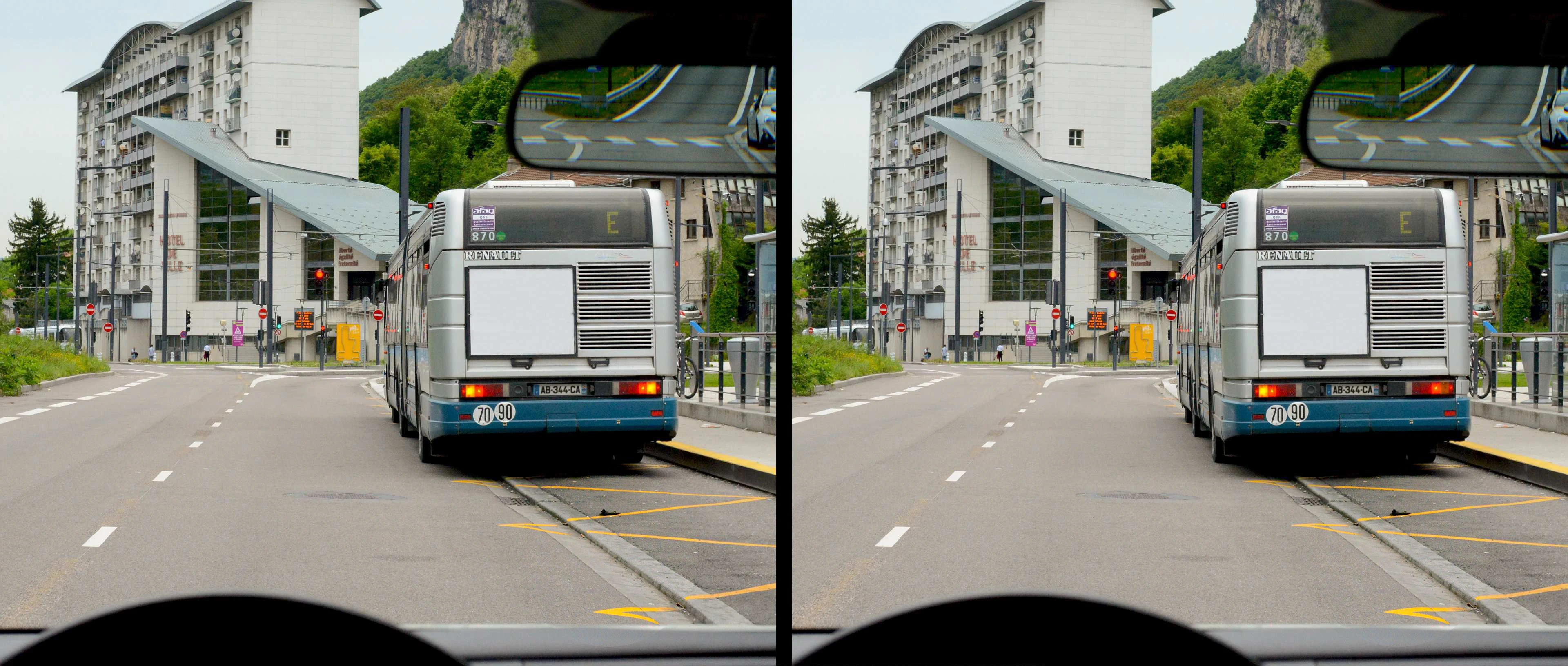bus sur une route