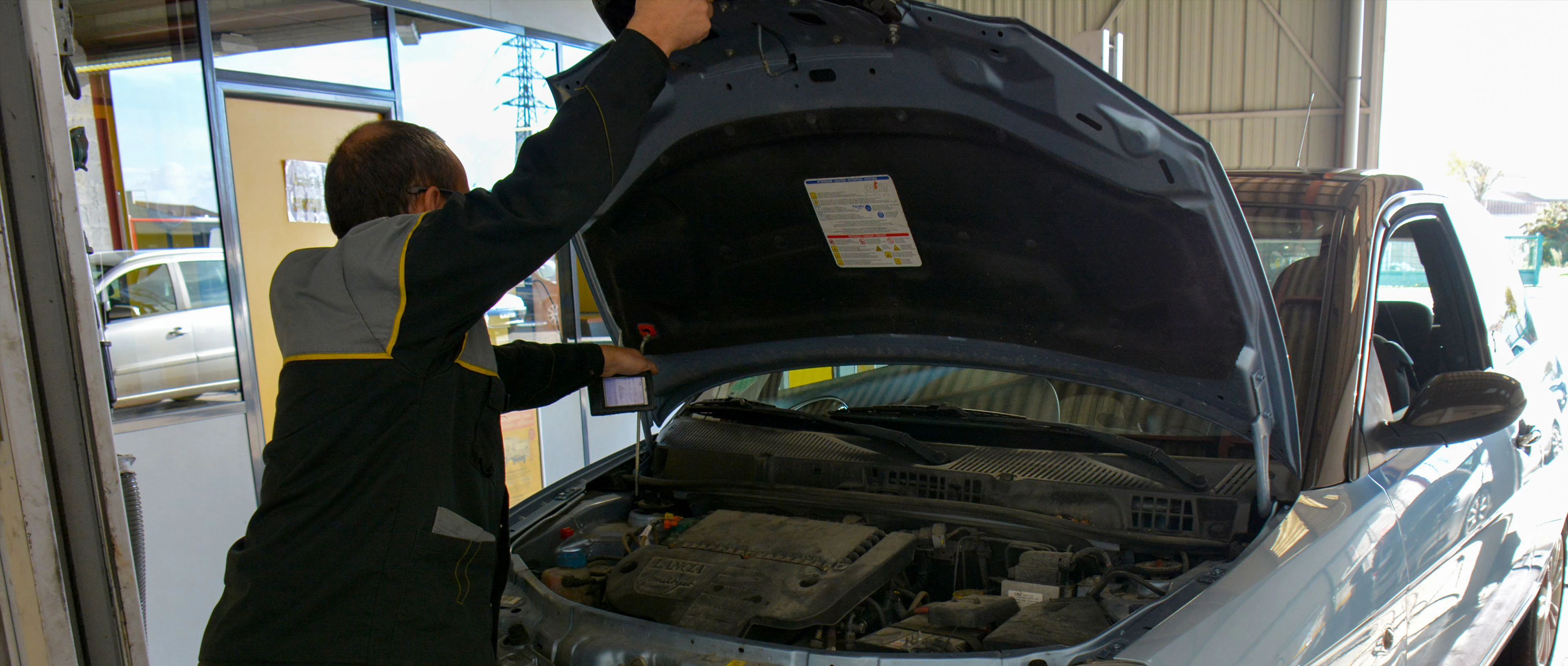 mécanicien qui répare une voiture