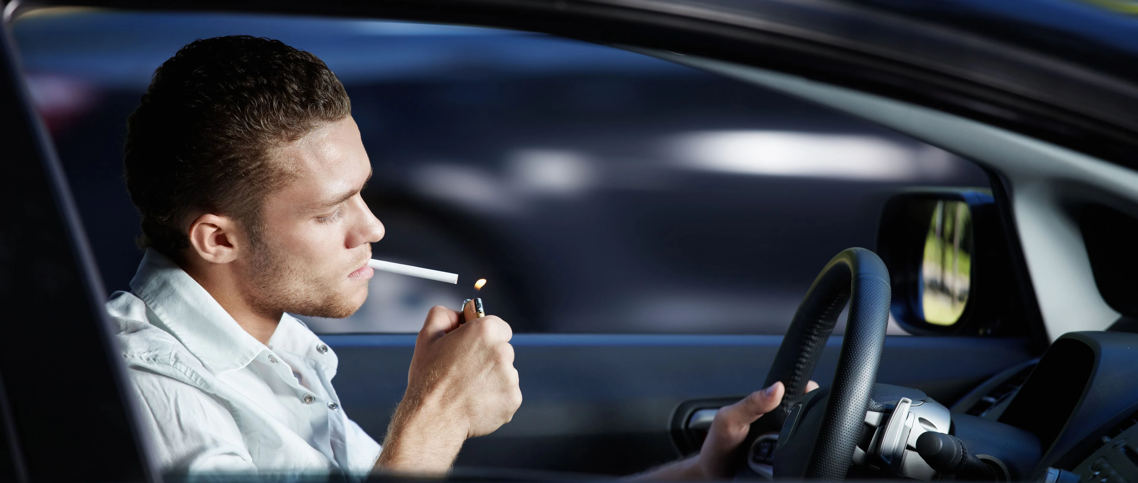 Allumer une cigarette au volant