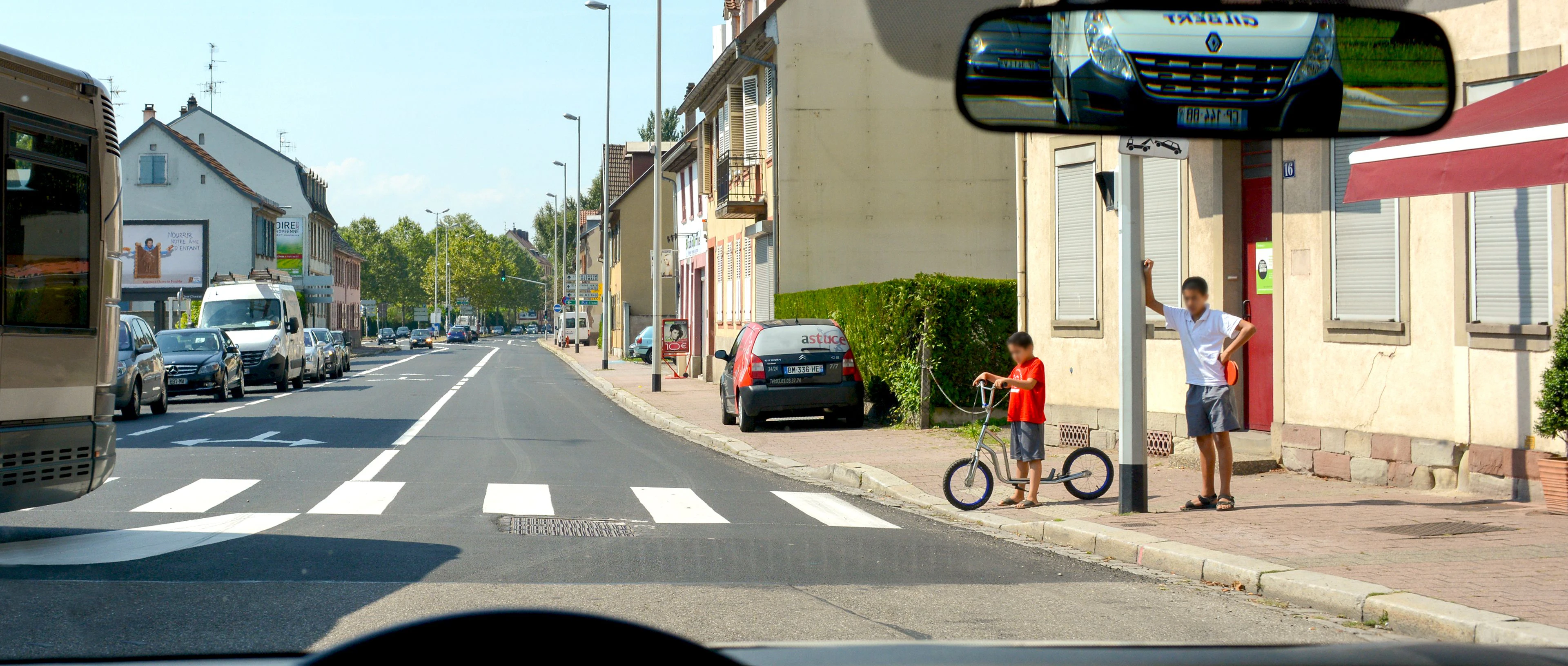 Piéton qui attend pour traverser