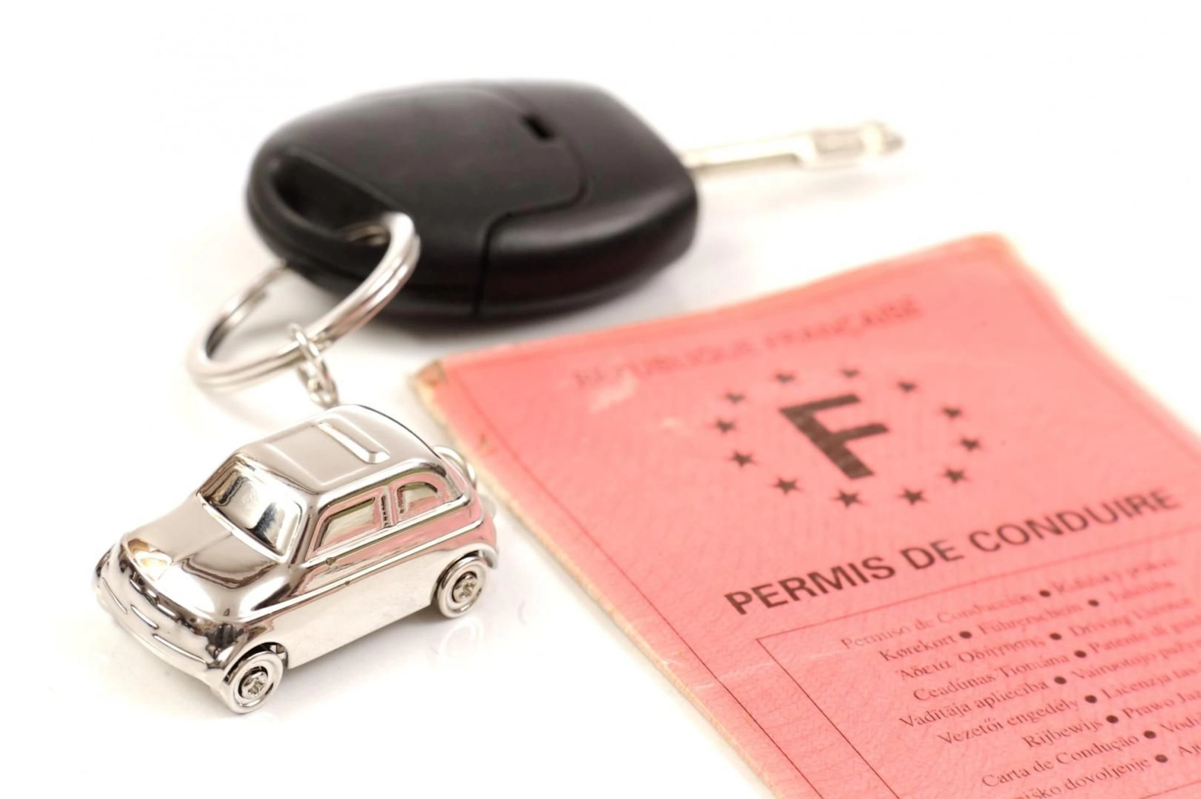 Ancien permis de conduire avec une clé de voiture à côté