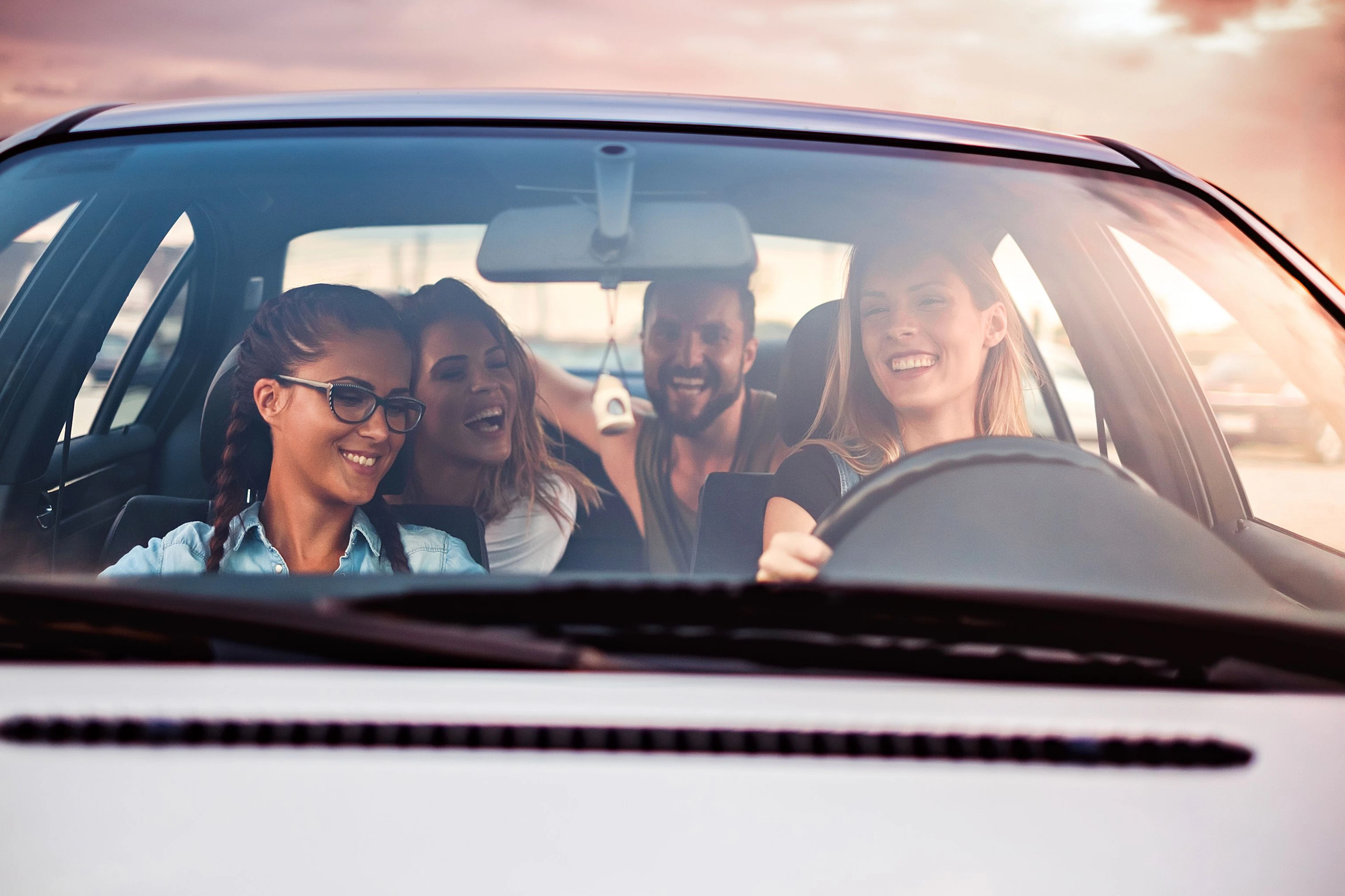 Plusieurs personnes dans une voiture, l'air contentes