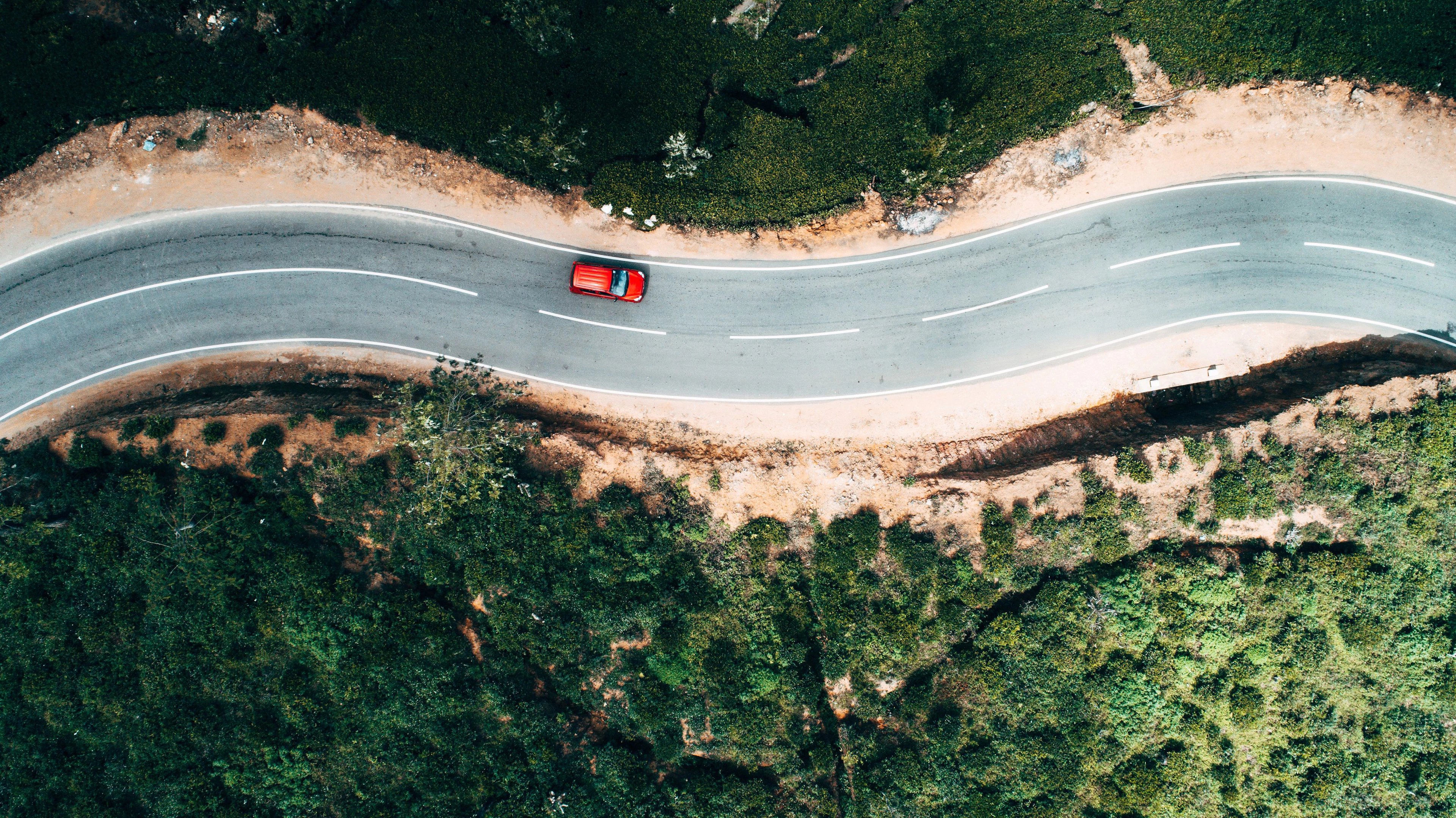Voiture qui circule sur une route avec des virages