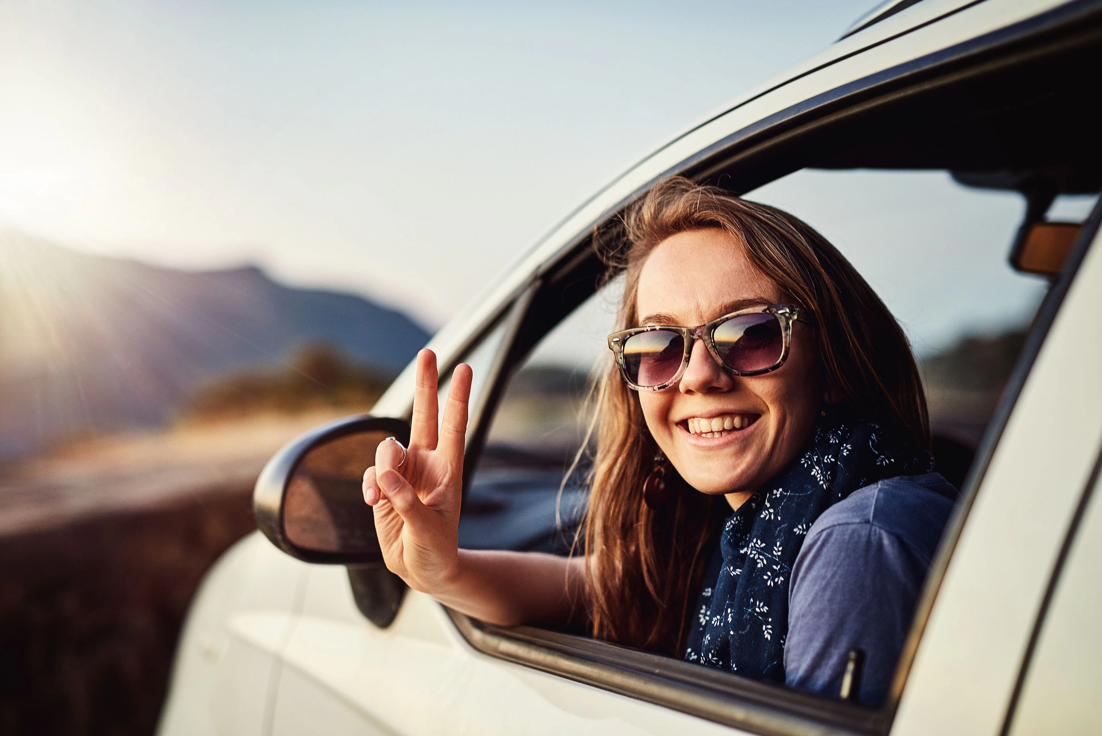 Personne à l'avant d'une voiture, lunettes de soleil, l'air contente