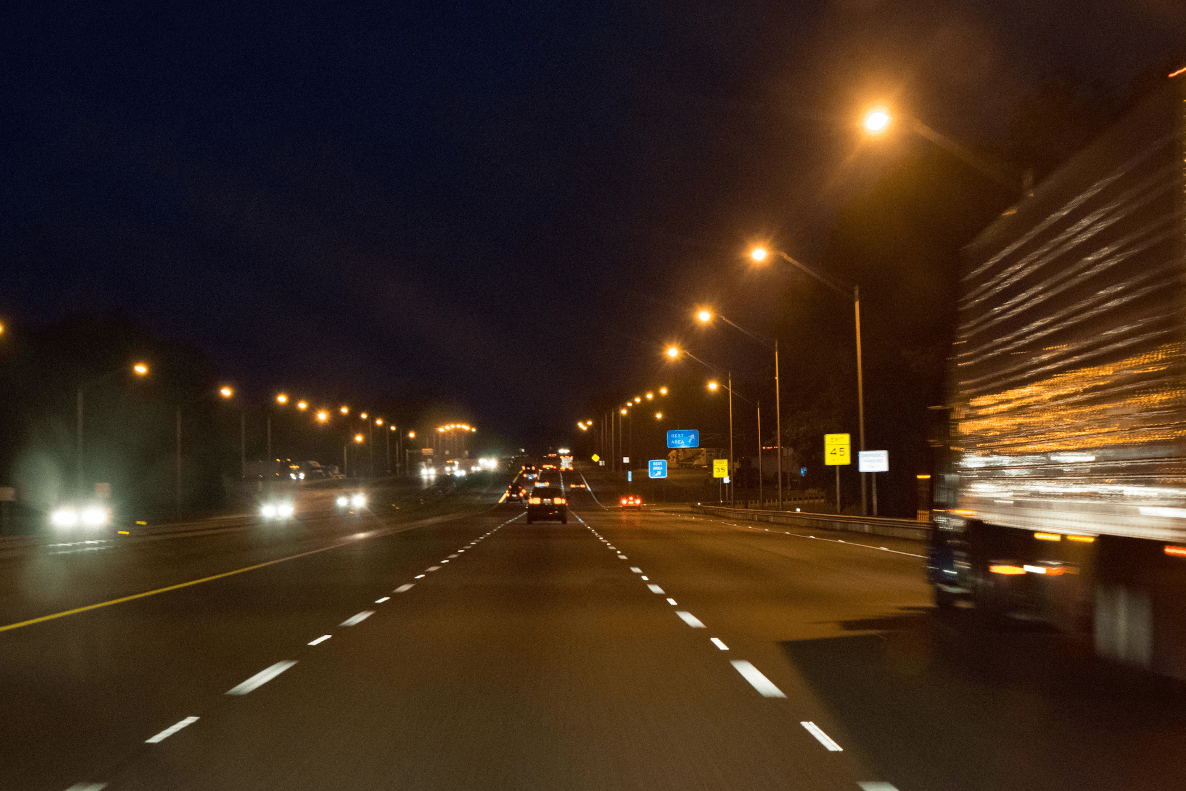 Conduite sur une route à plusieurs voies pendant la nuit