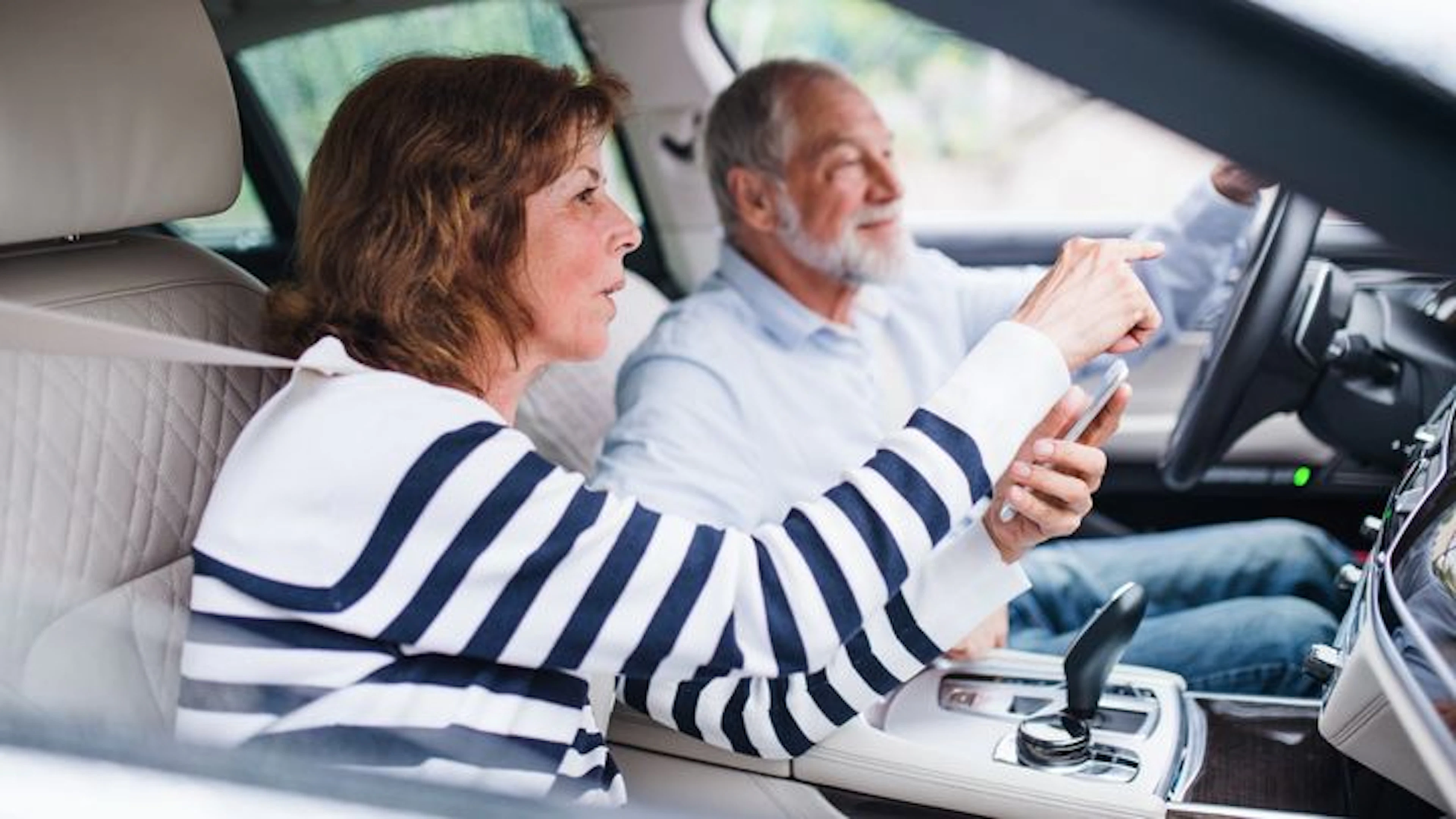 Personne âgée passant son permis