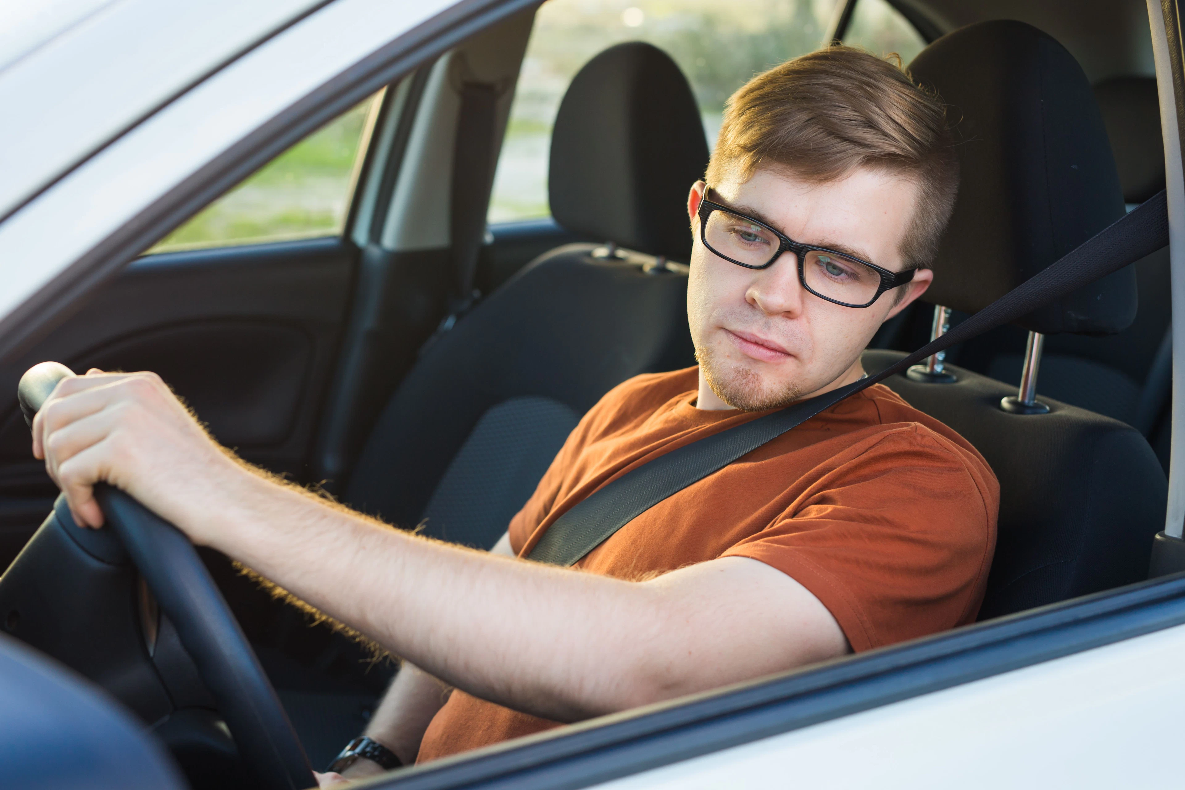 Conducteur regardant son rétroviseur