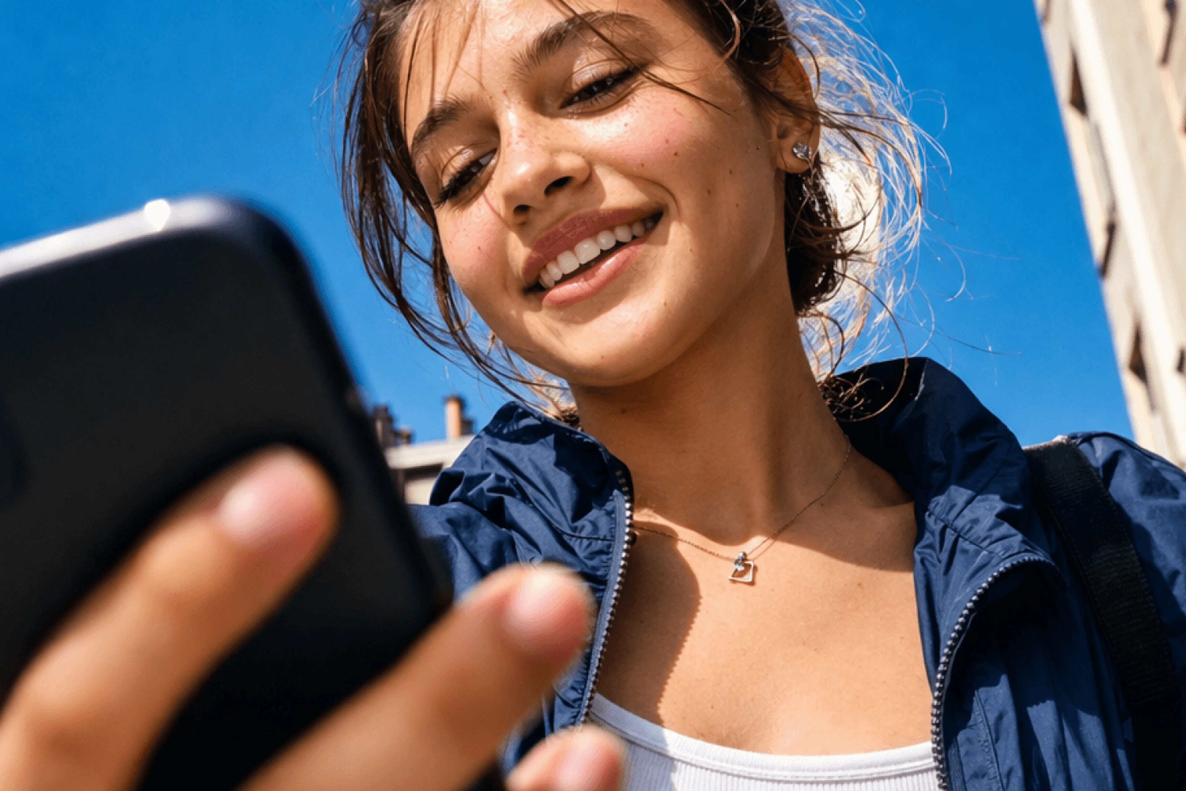 Une élève qui utilise l'application En Voiture Simone