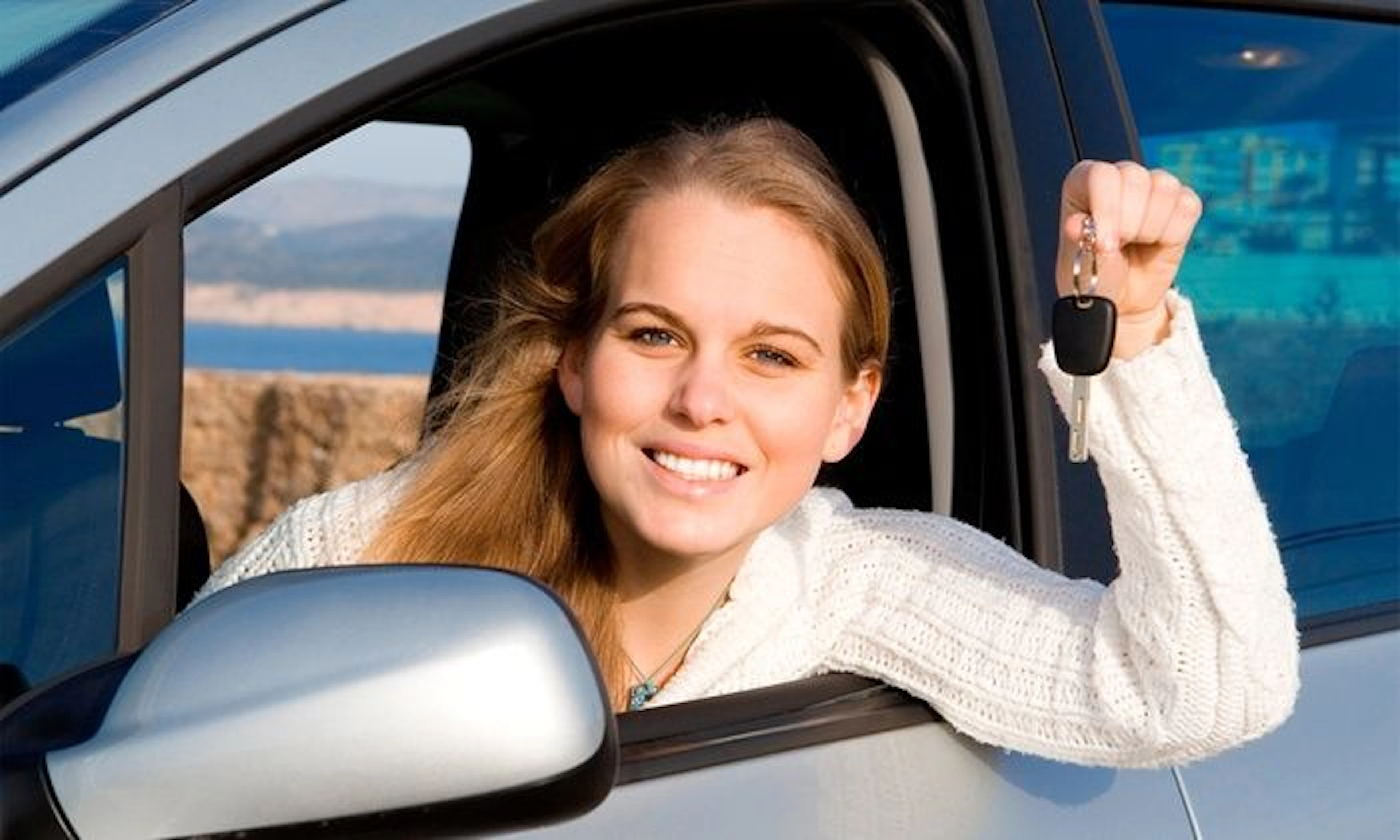 Personne au volant avec une clé de voiture en main