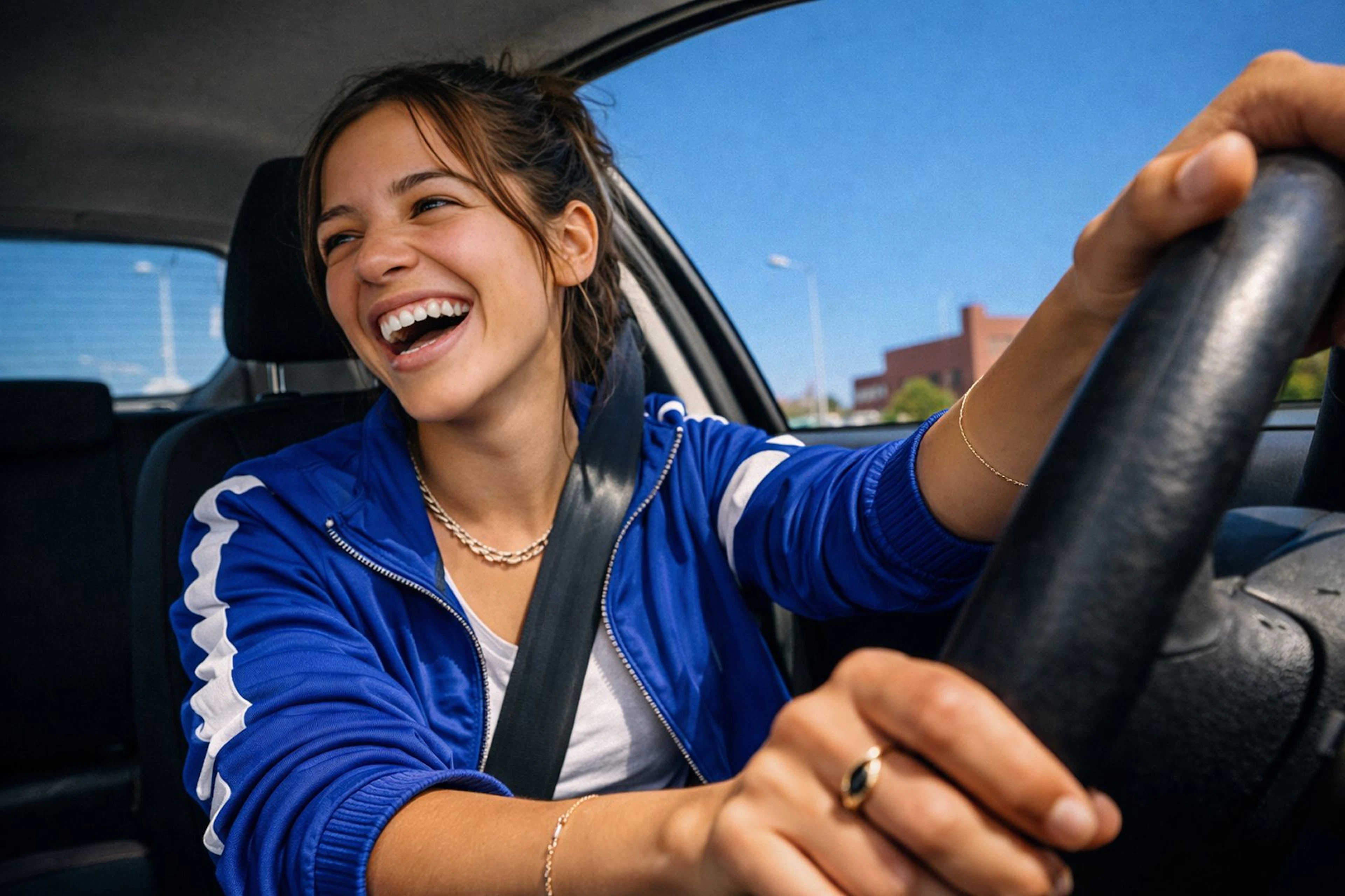 Jeune conductrice au volant