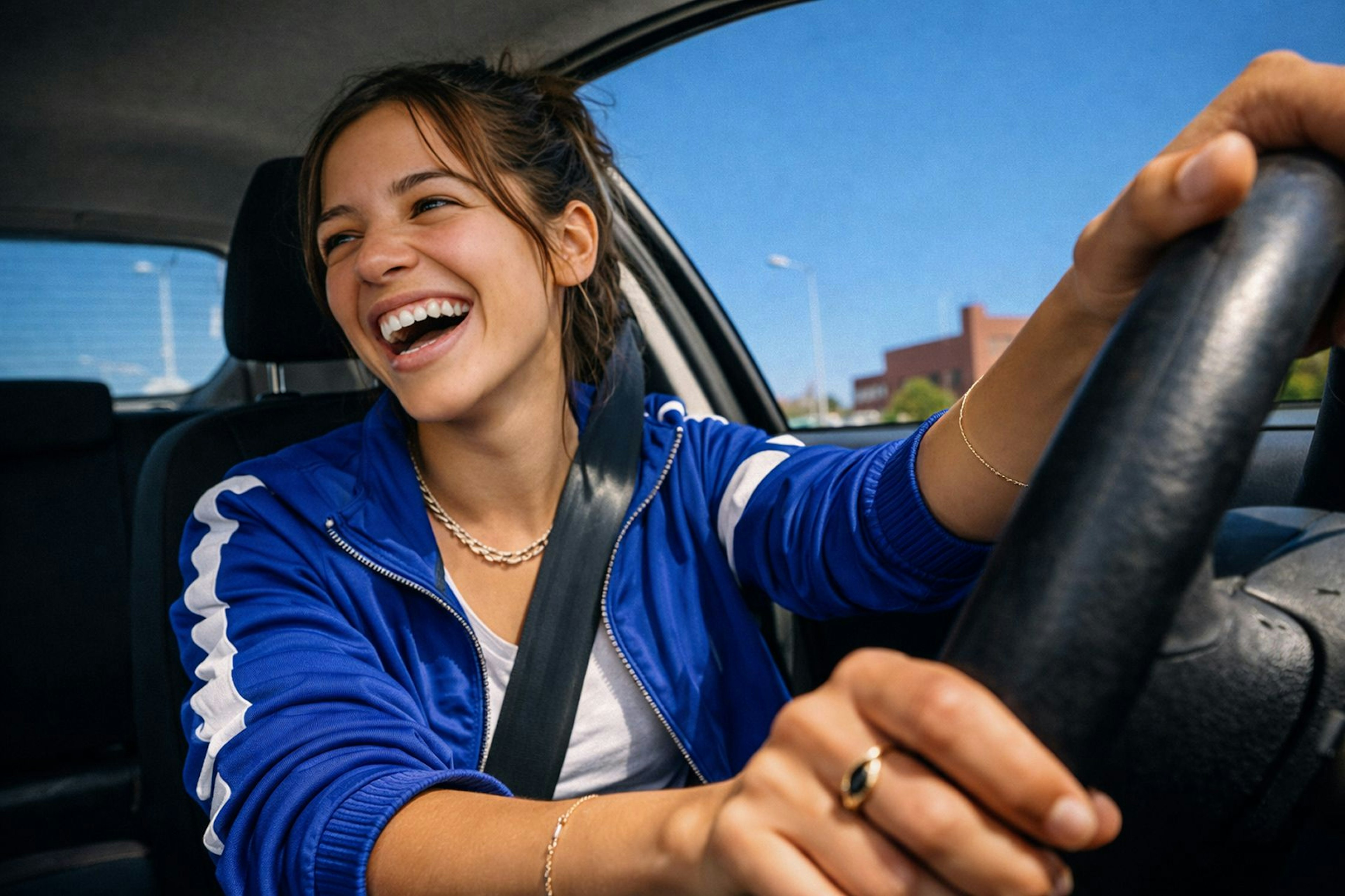 Jeune conductrice au volant