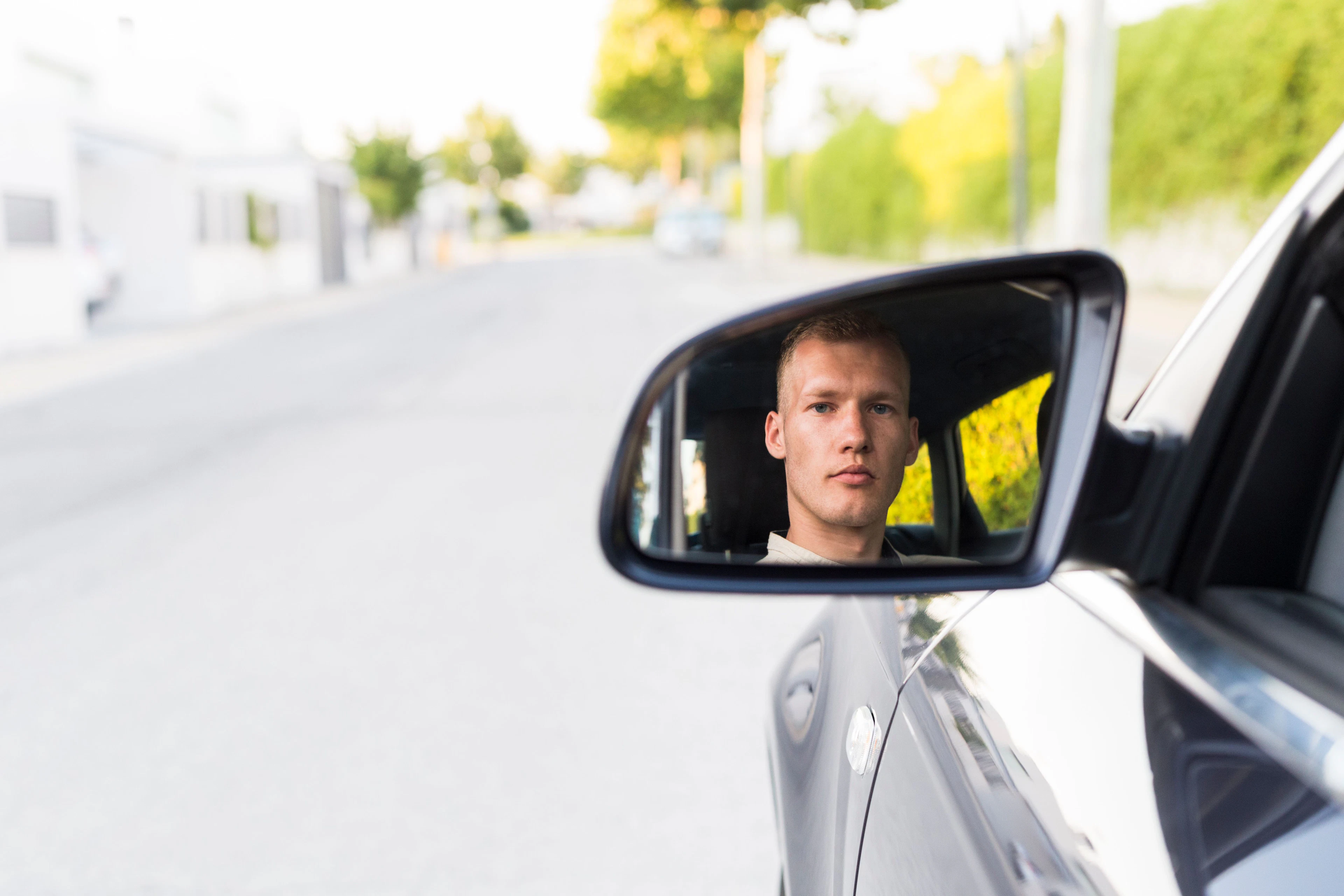 Conducteur contrôlant son angle mort