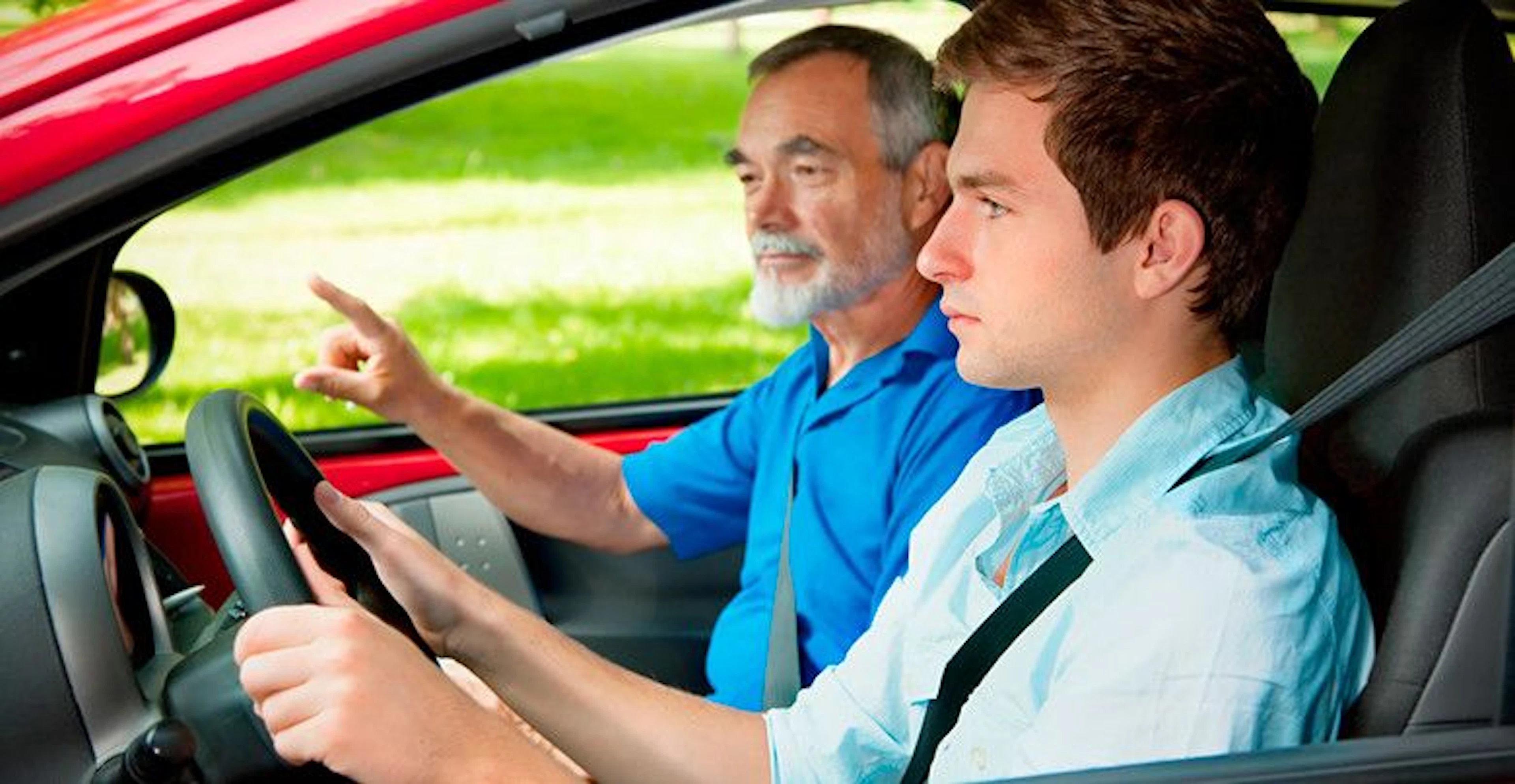 Élève au volant d'une voiture avec son moniteur