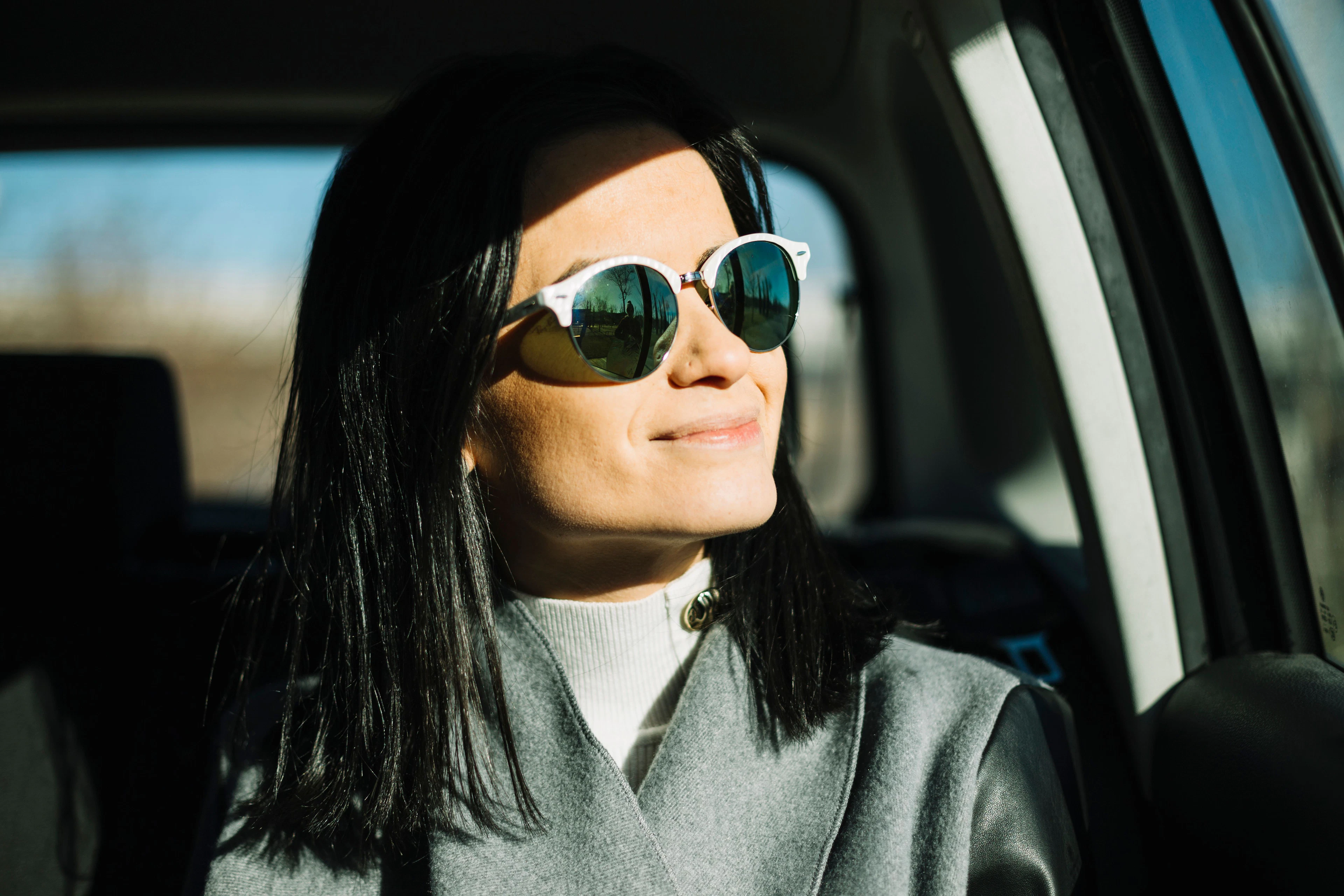 femme qui conduit avec des lunettes de soleil