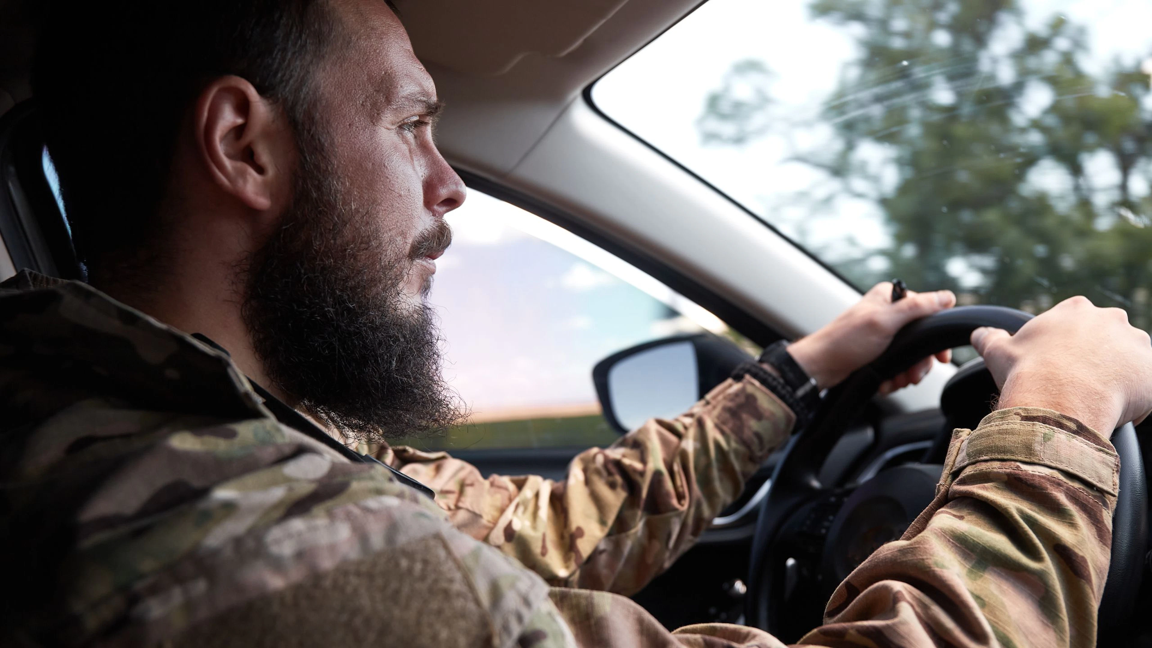 Militaire de l'armée conduisant une voiture