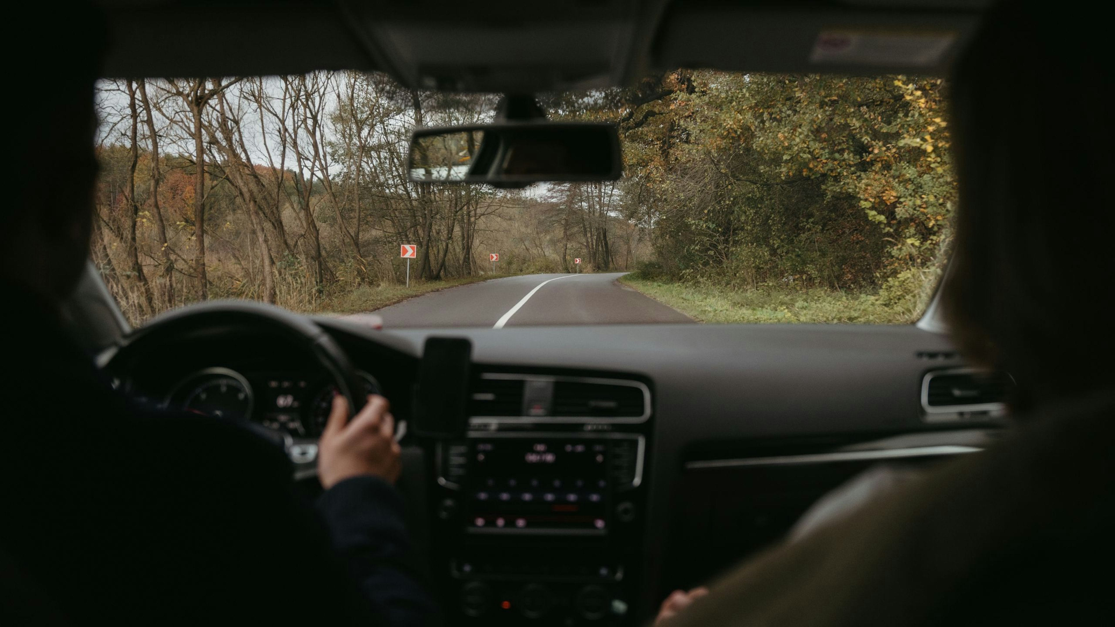Image d'une leçon de conduite sur une route de forêt en province