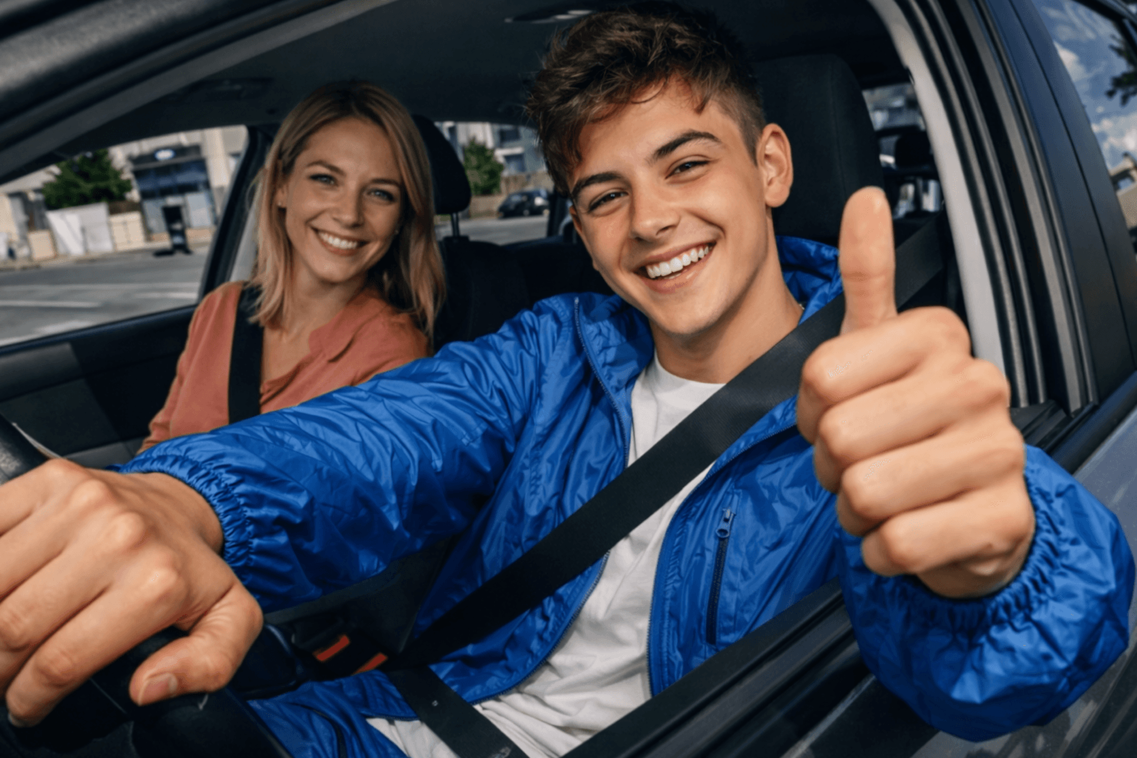 Un élève et sa monitirce au volant d’une voiture auto-école