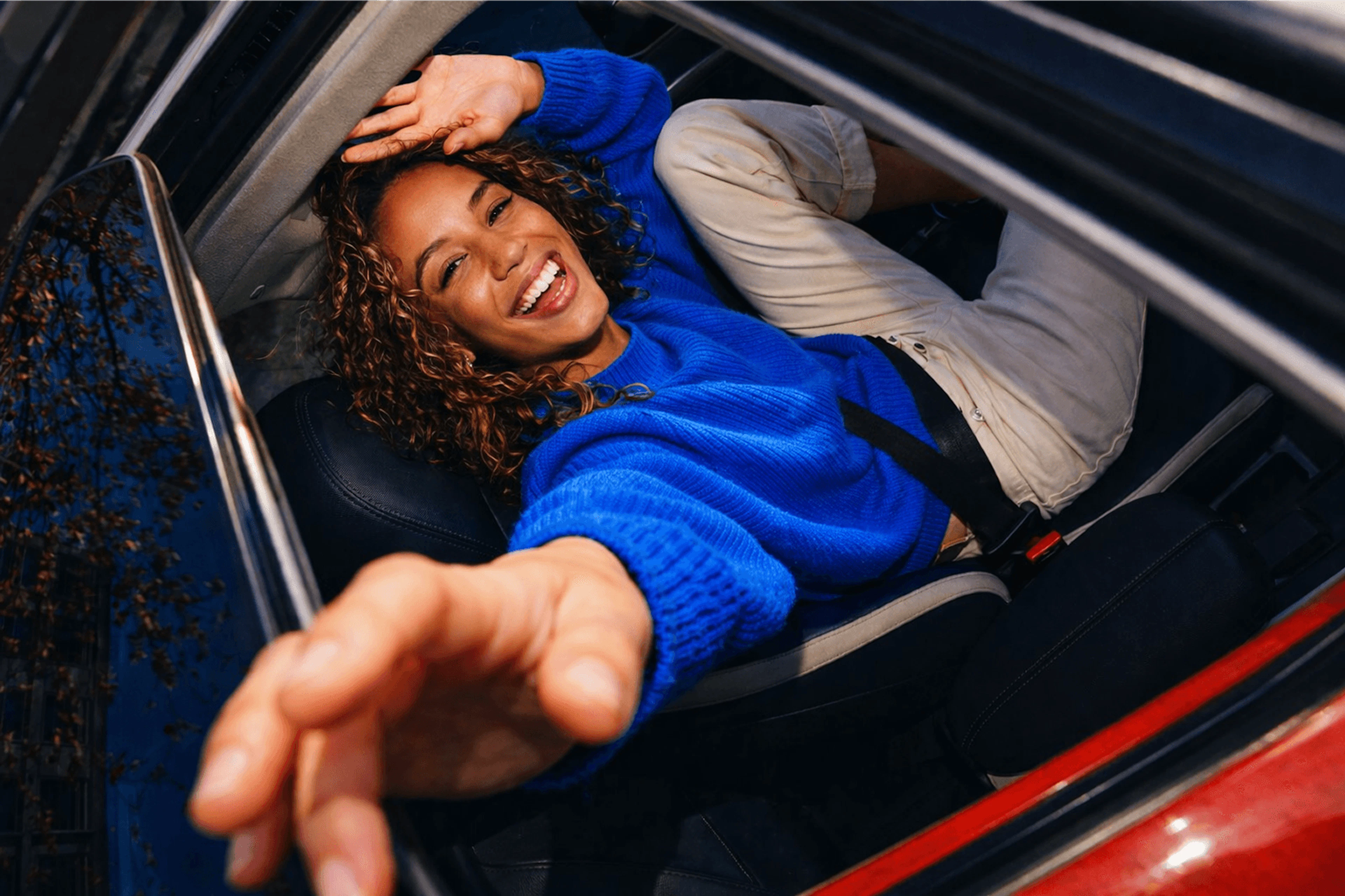 permis_fille_pull_bleu_toit_ouvrant.png