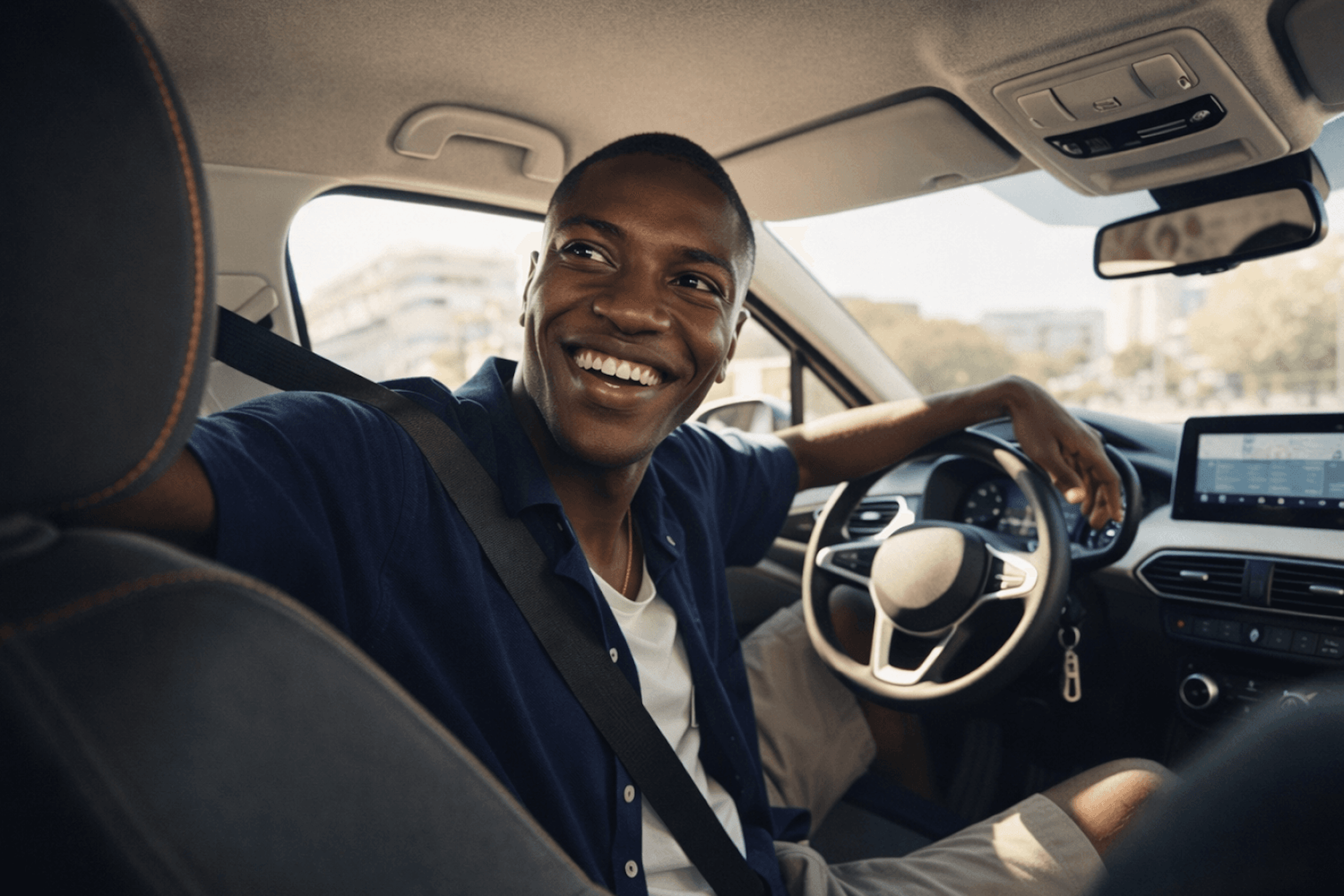 Une jeune conducteur au volant