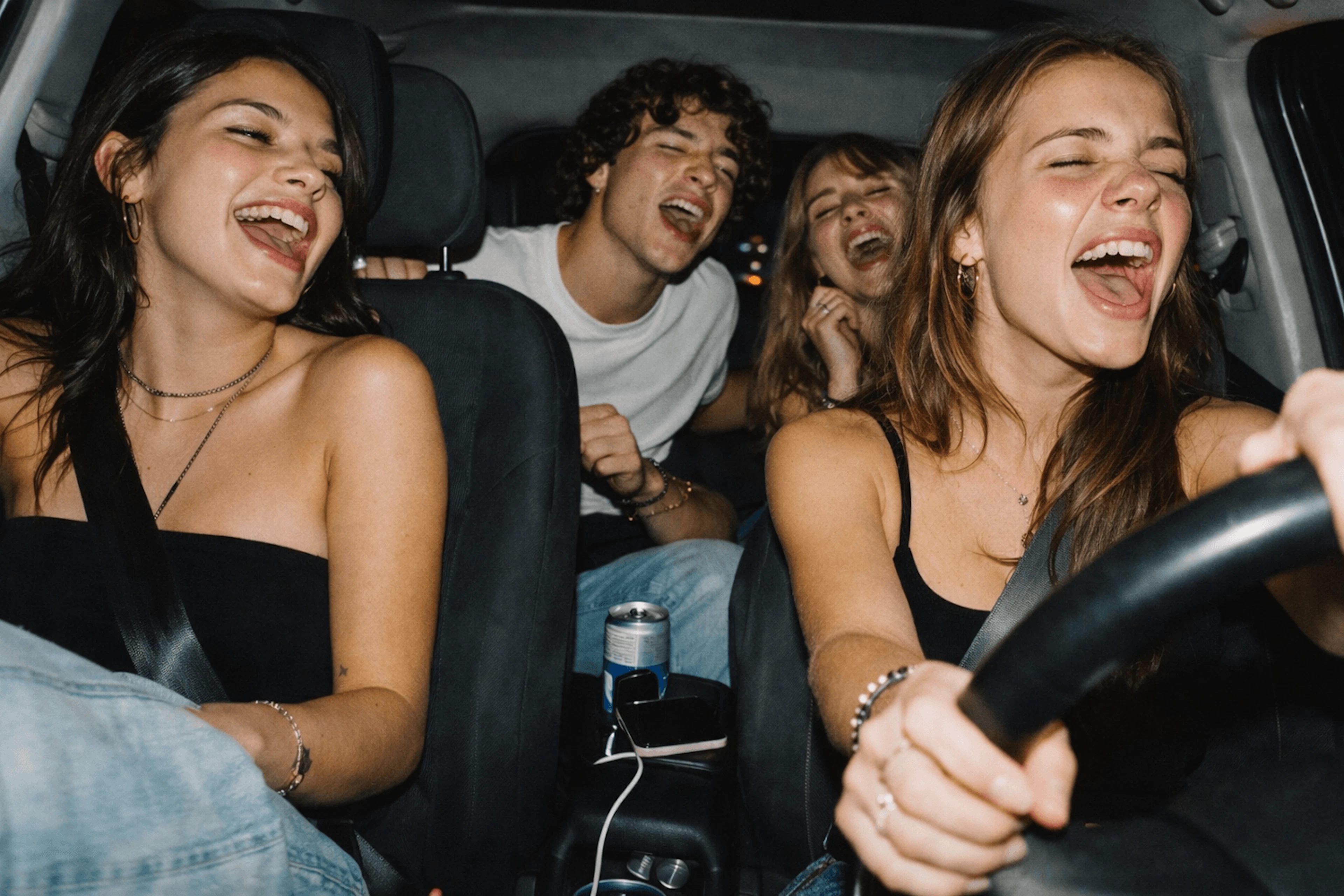 Des jeunes qui profitent de leur permis et chantent dans la voiture