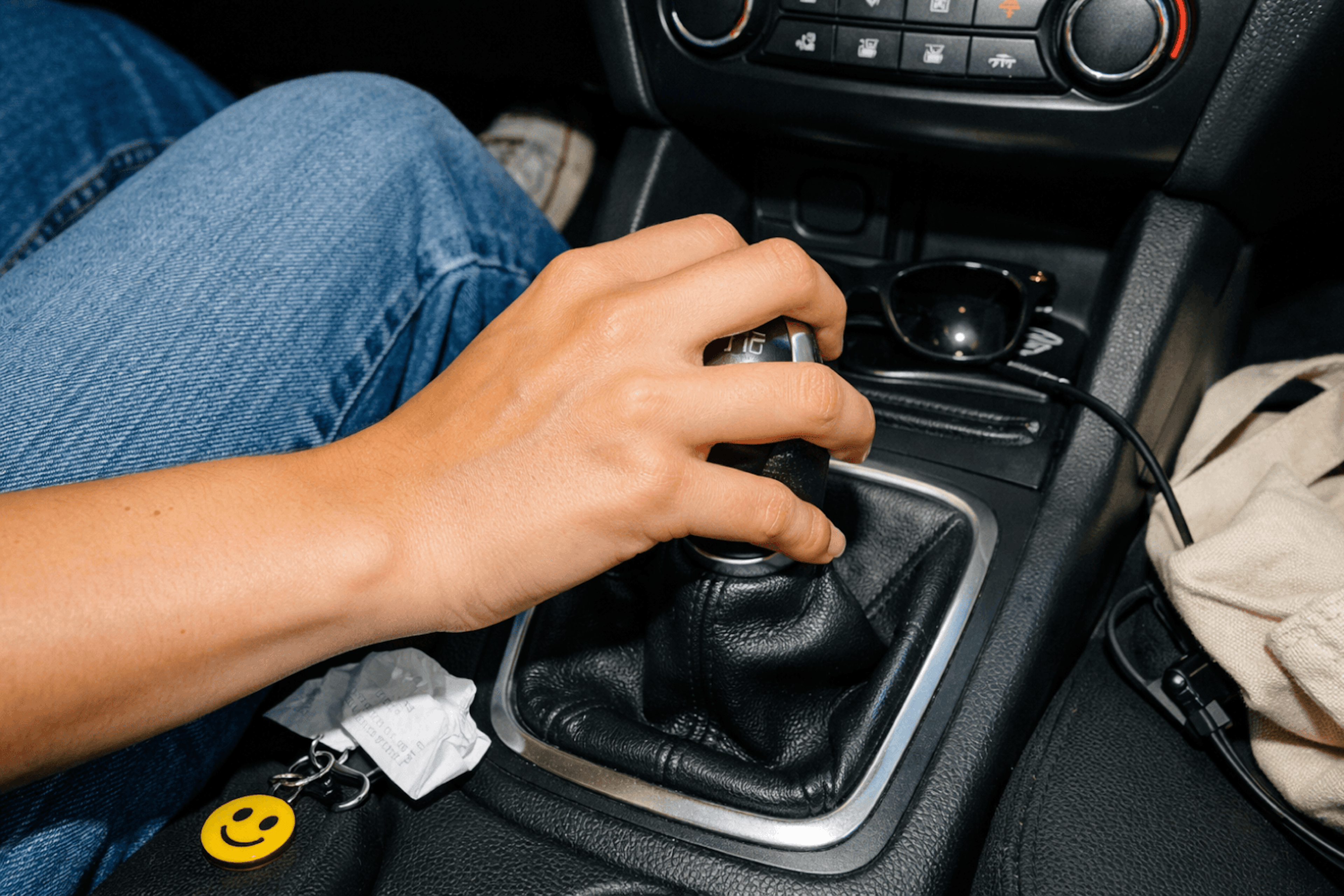 Main sur le levier de vitesse