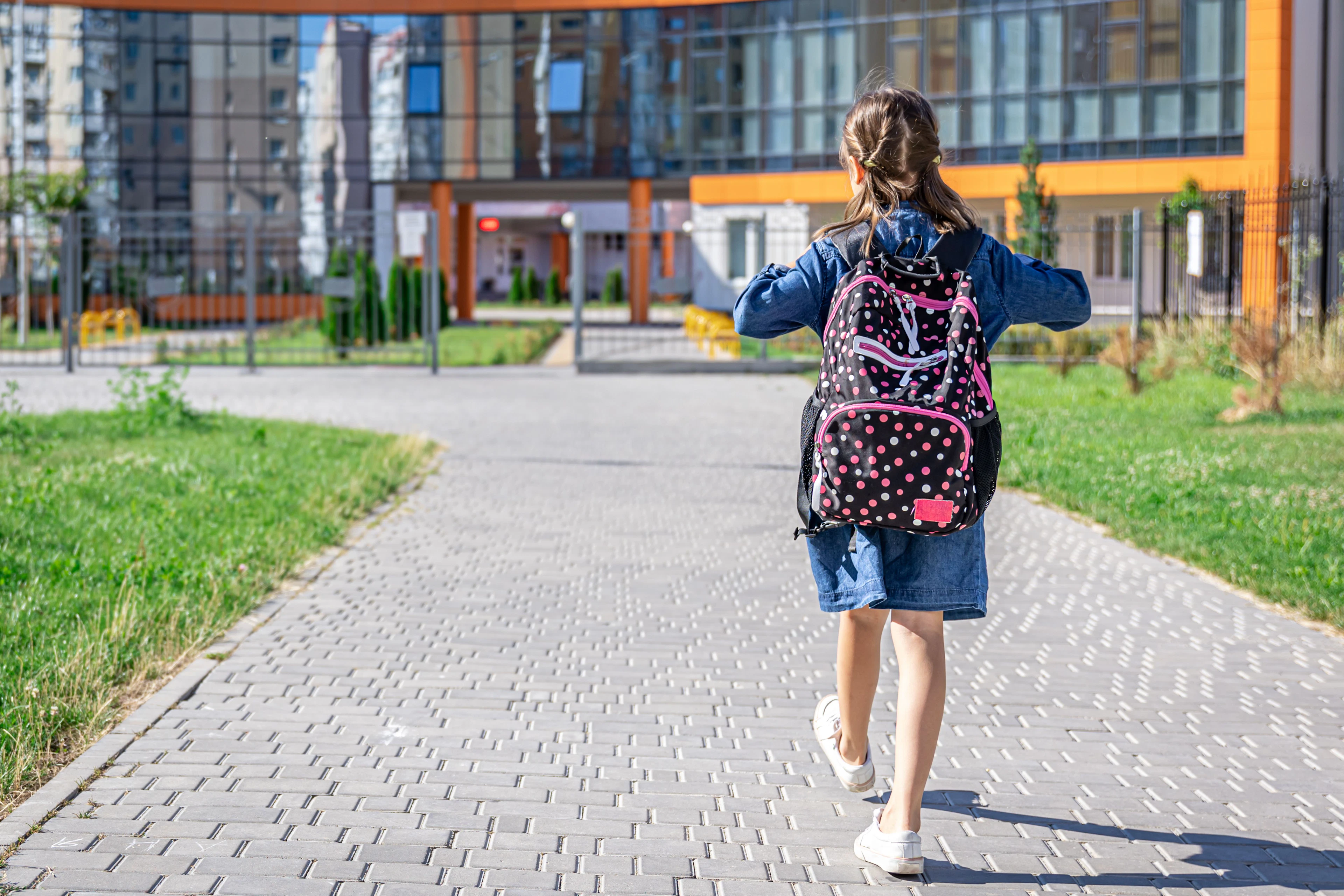 petite fille se rendant à l'école primaire