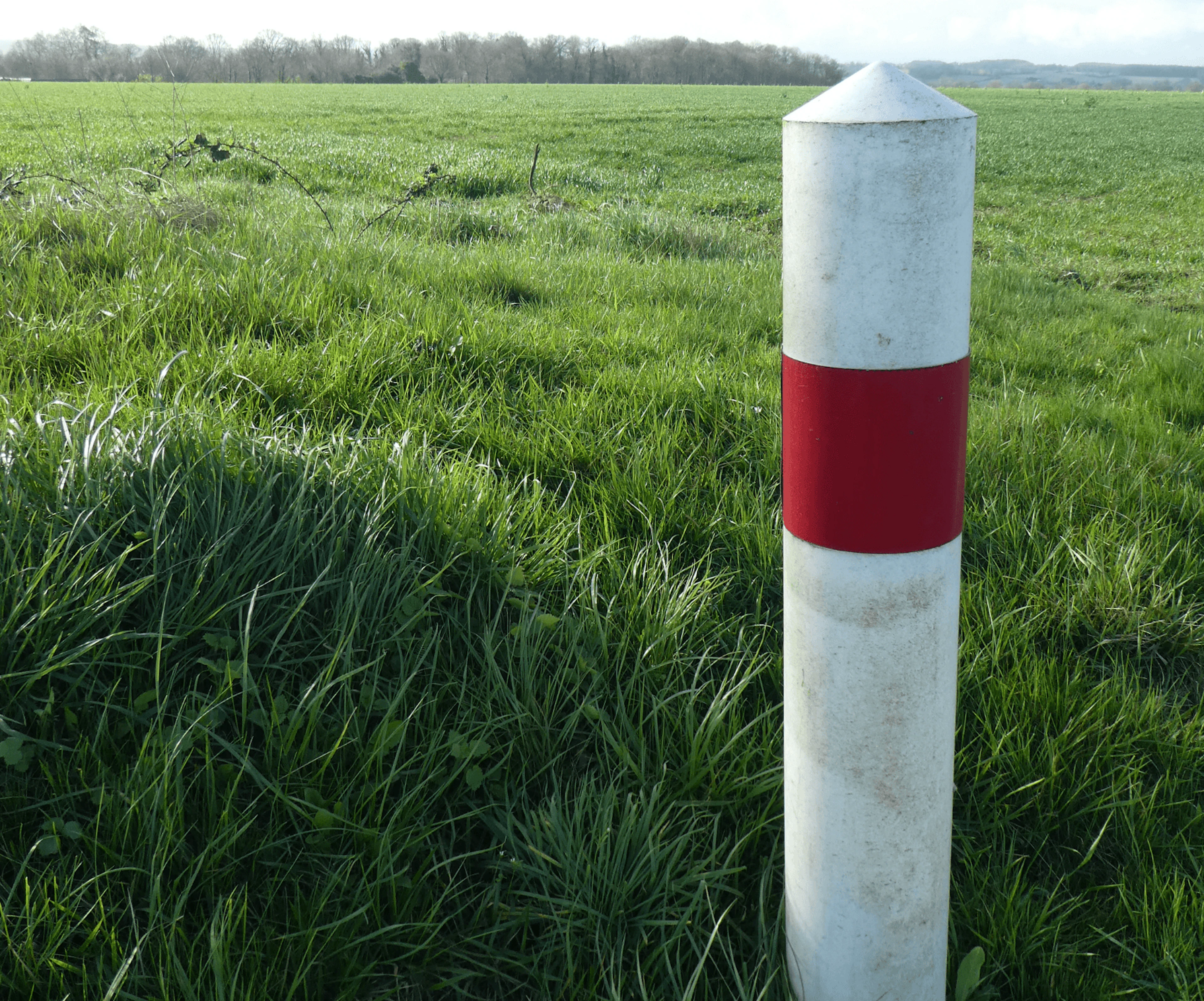 Une balise de virage blanche avec une bande rouge