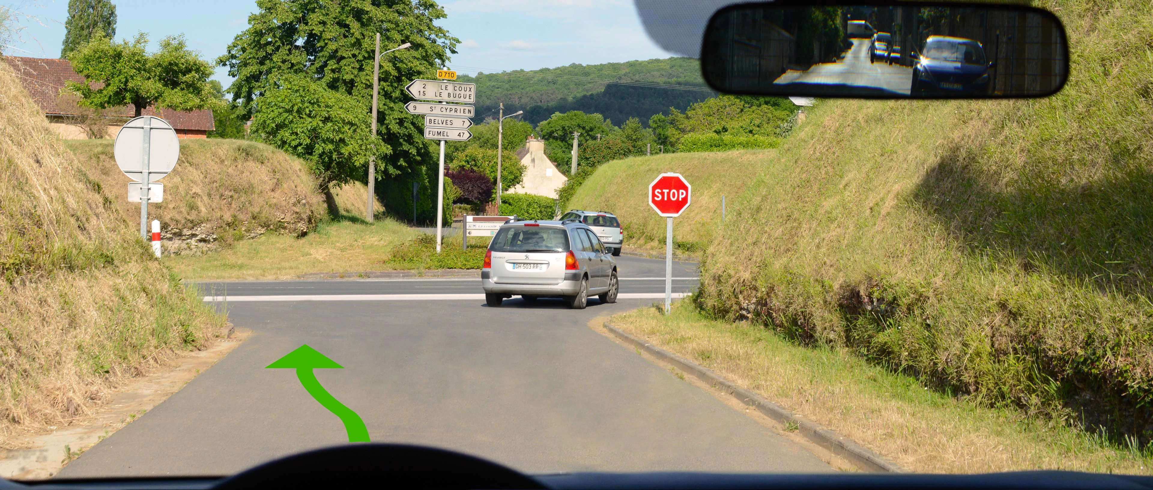 Voiture à un panneau stop