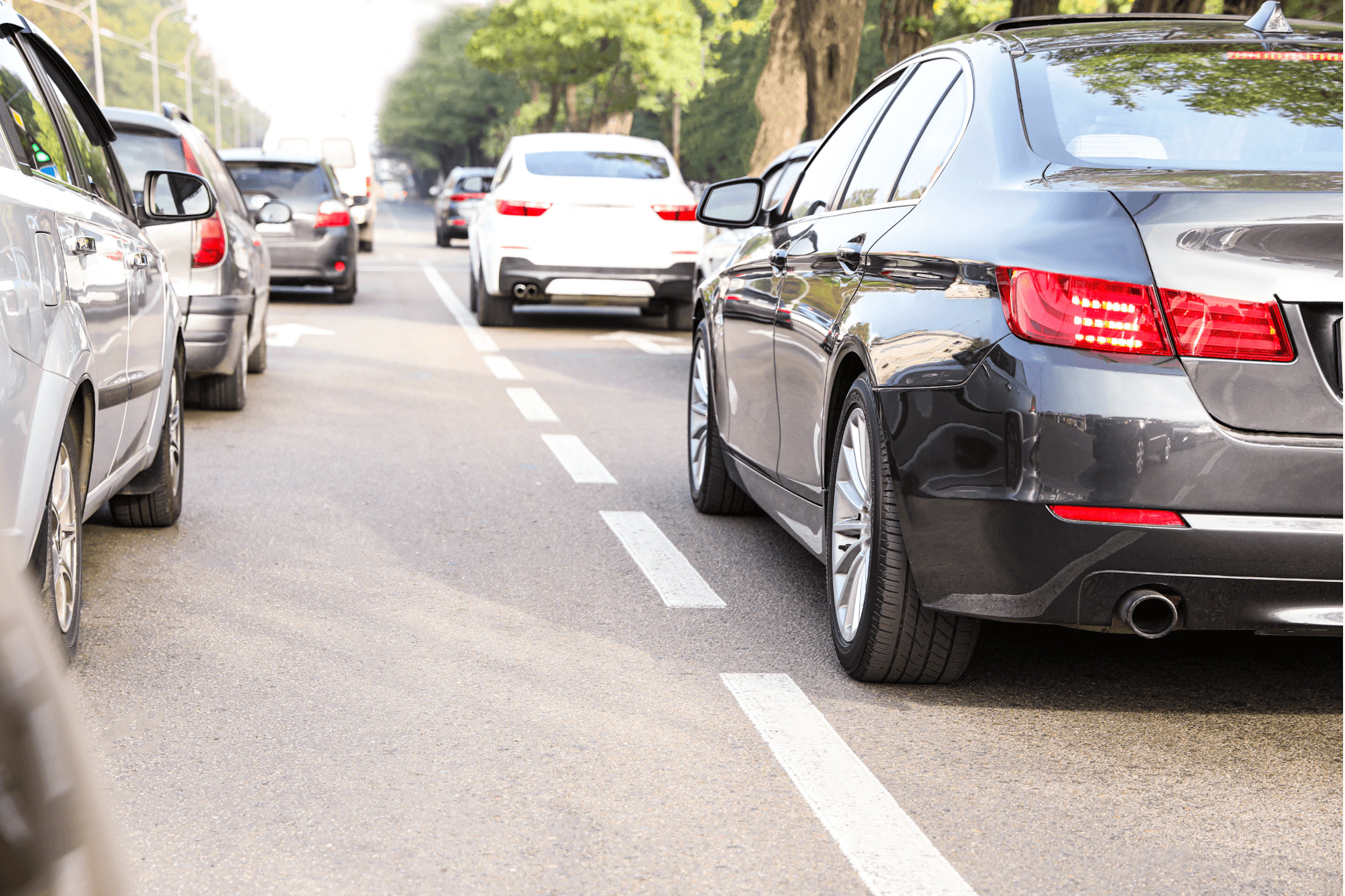 Circulation automobile sur une route en pente