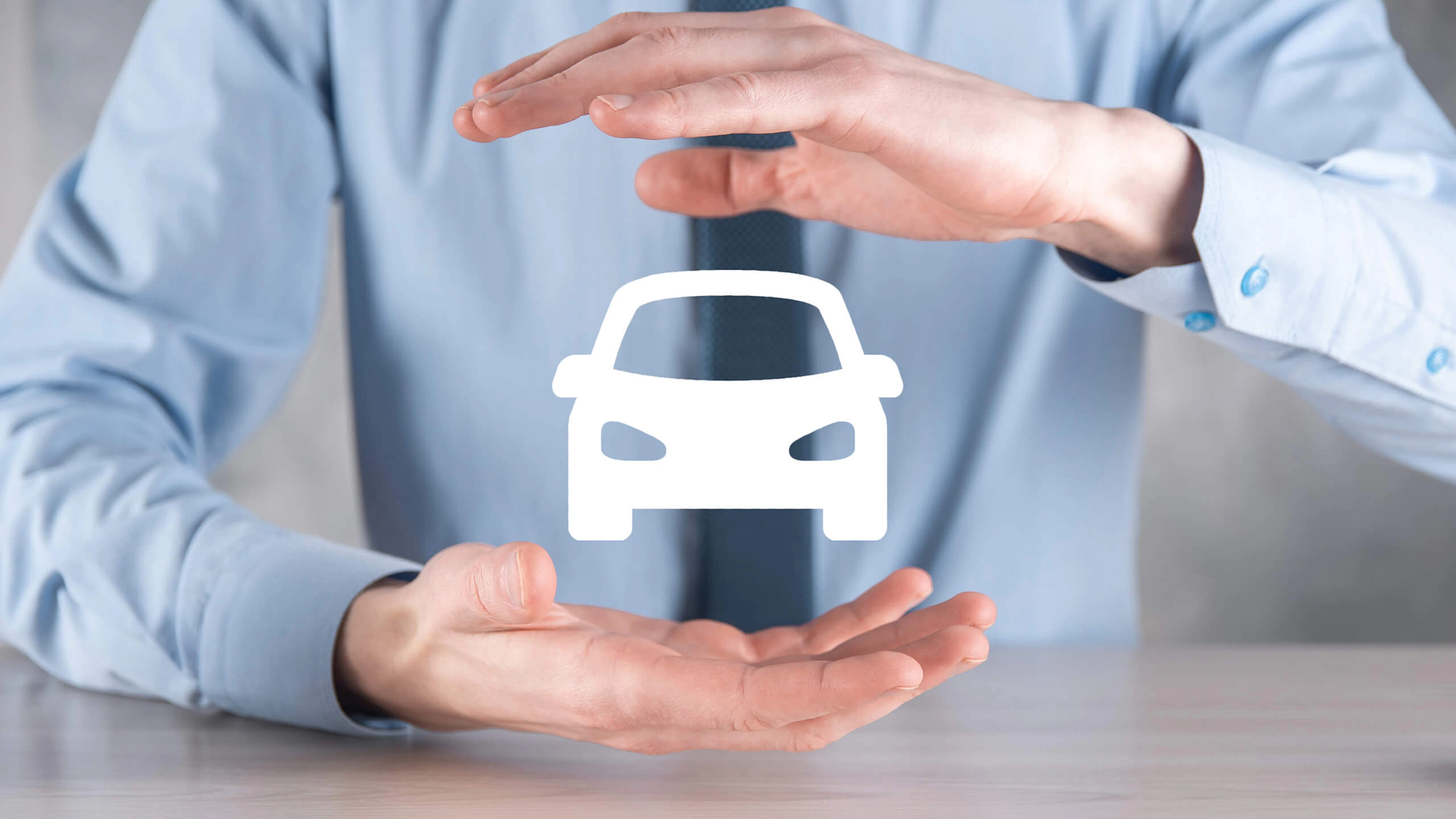 Homme d’affaires avec geste d’offre et icône de voiture. Concept d’assurance automobile
