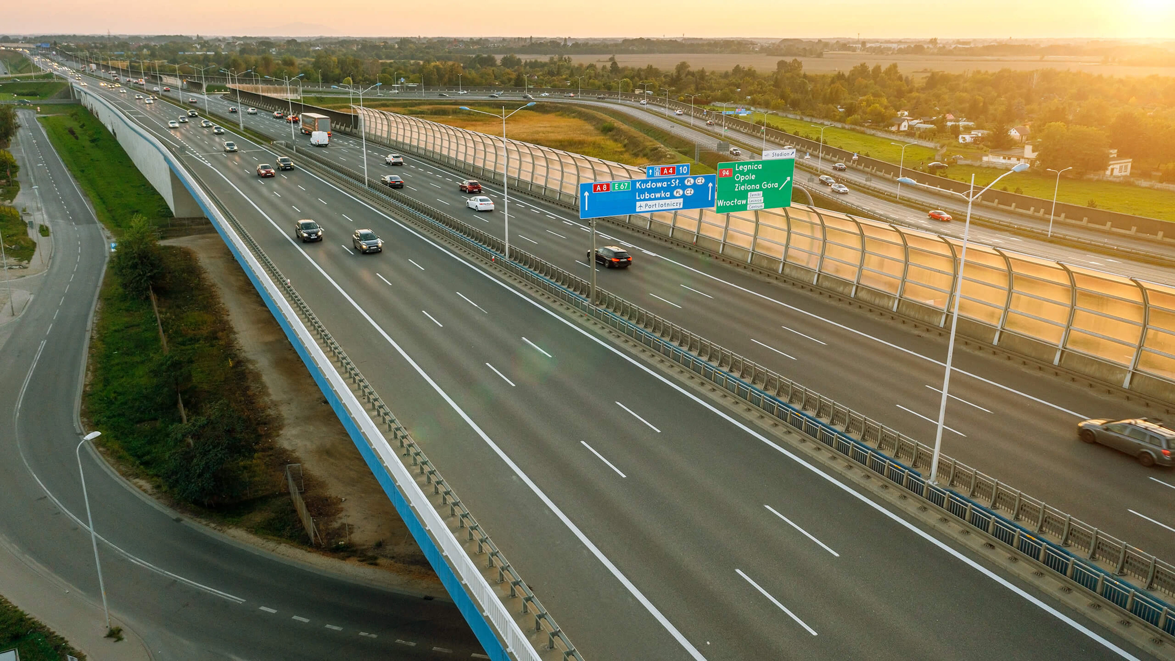Une autoroute allemande avec un coucher de soleil en fond 