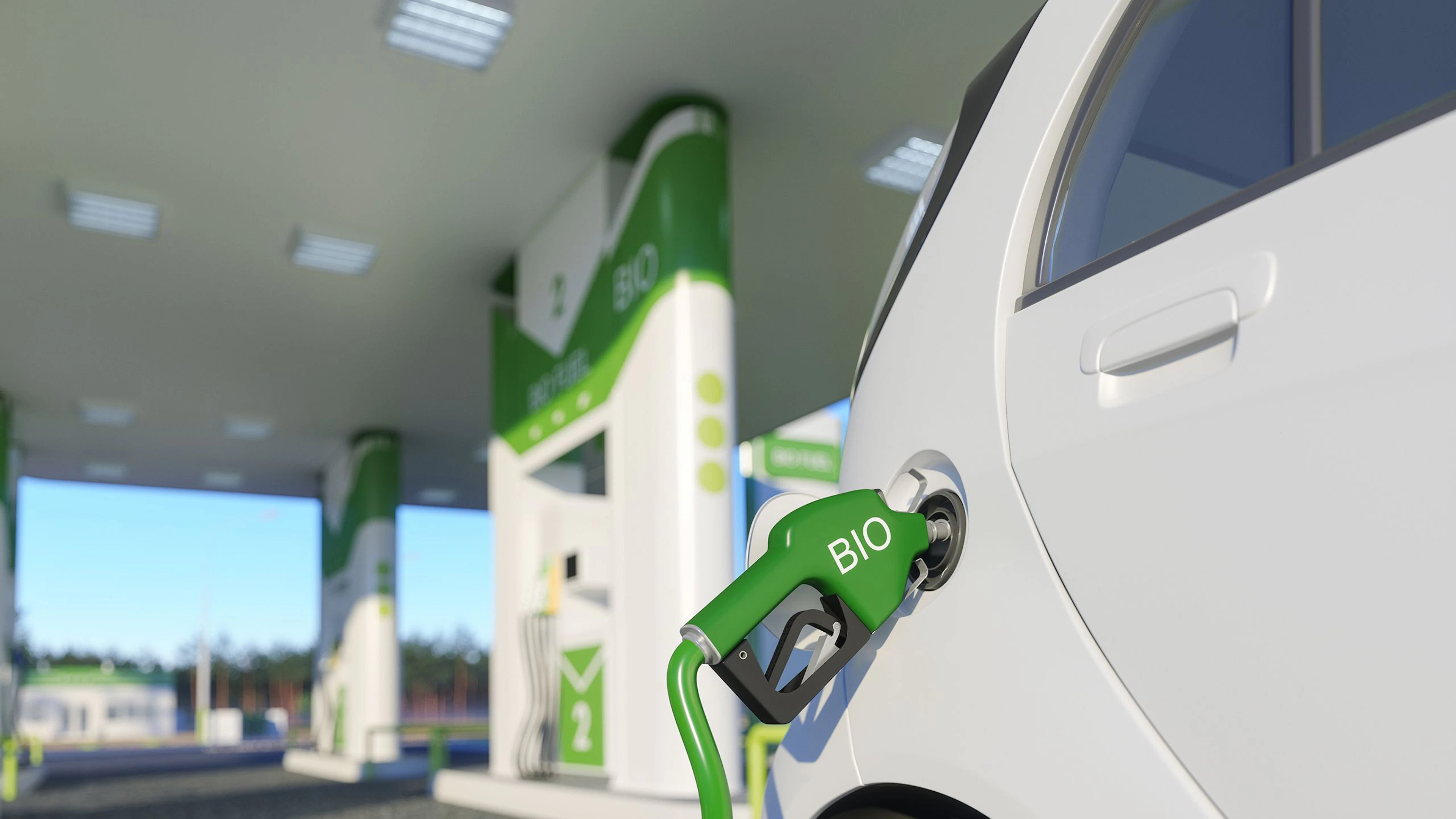 Une automobile remplissant son réservoir avec du carburant biodiesel dans une station-service
