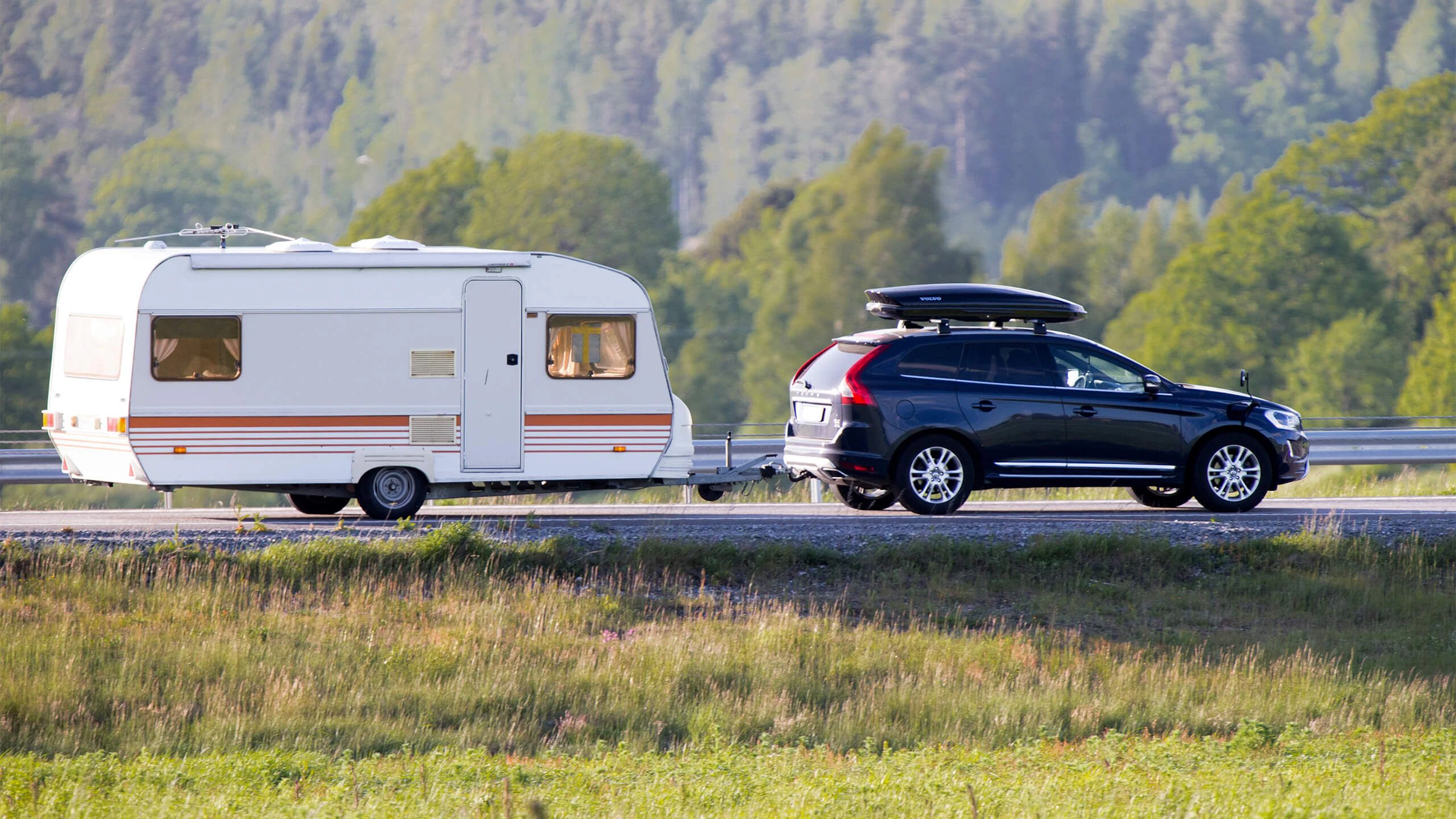 Voiture qui tracte une caravane